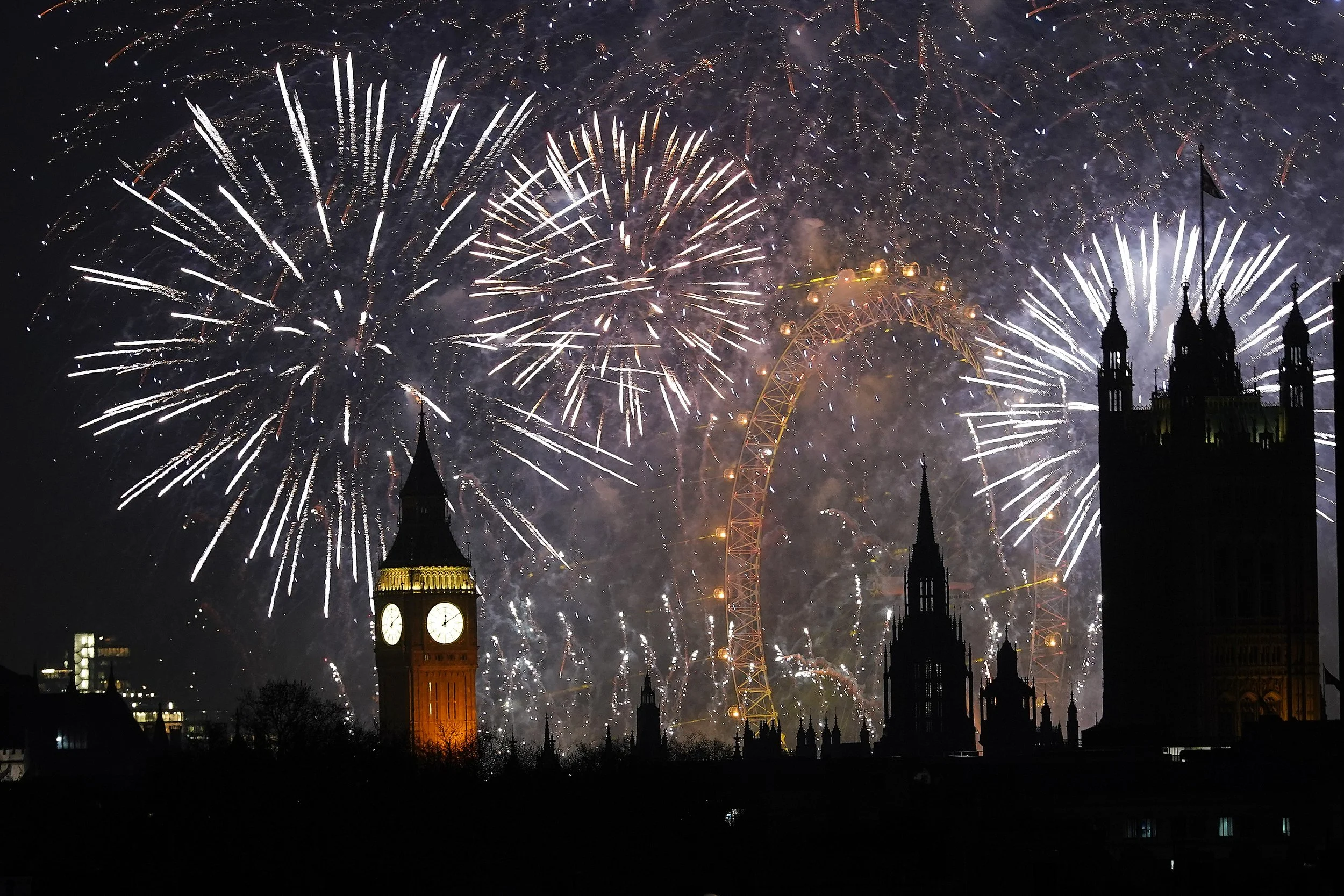  Fireworks light up the sky in central London to celebrate the New Year on Thursday, Jan. 1, 2026. (AP Photo/Alberto Pezzali) 