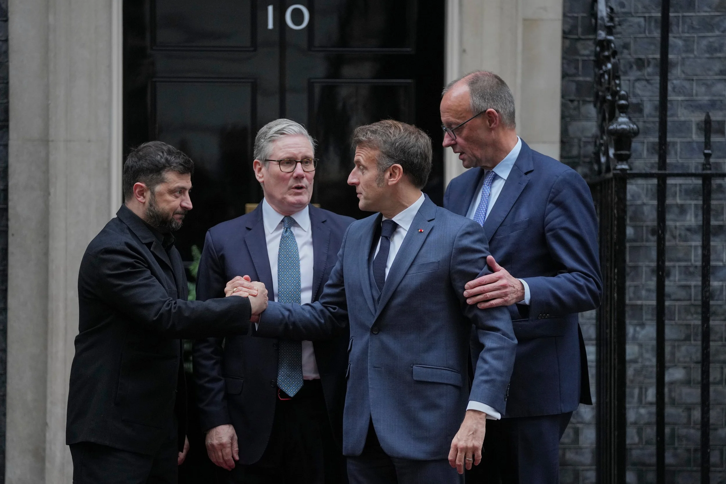  Ukraine's President Volodymyr Zelenskyy, from left, Britain's Prime Minister Keir Starmer, France's President Emmanuel Macron, and Germany's Chancellor Friedrich Merz pose for photos after their meeting at 10 Downing Street, London, Dec. 8, 2025. (A