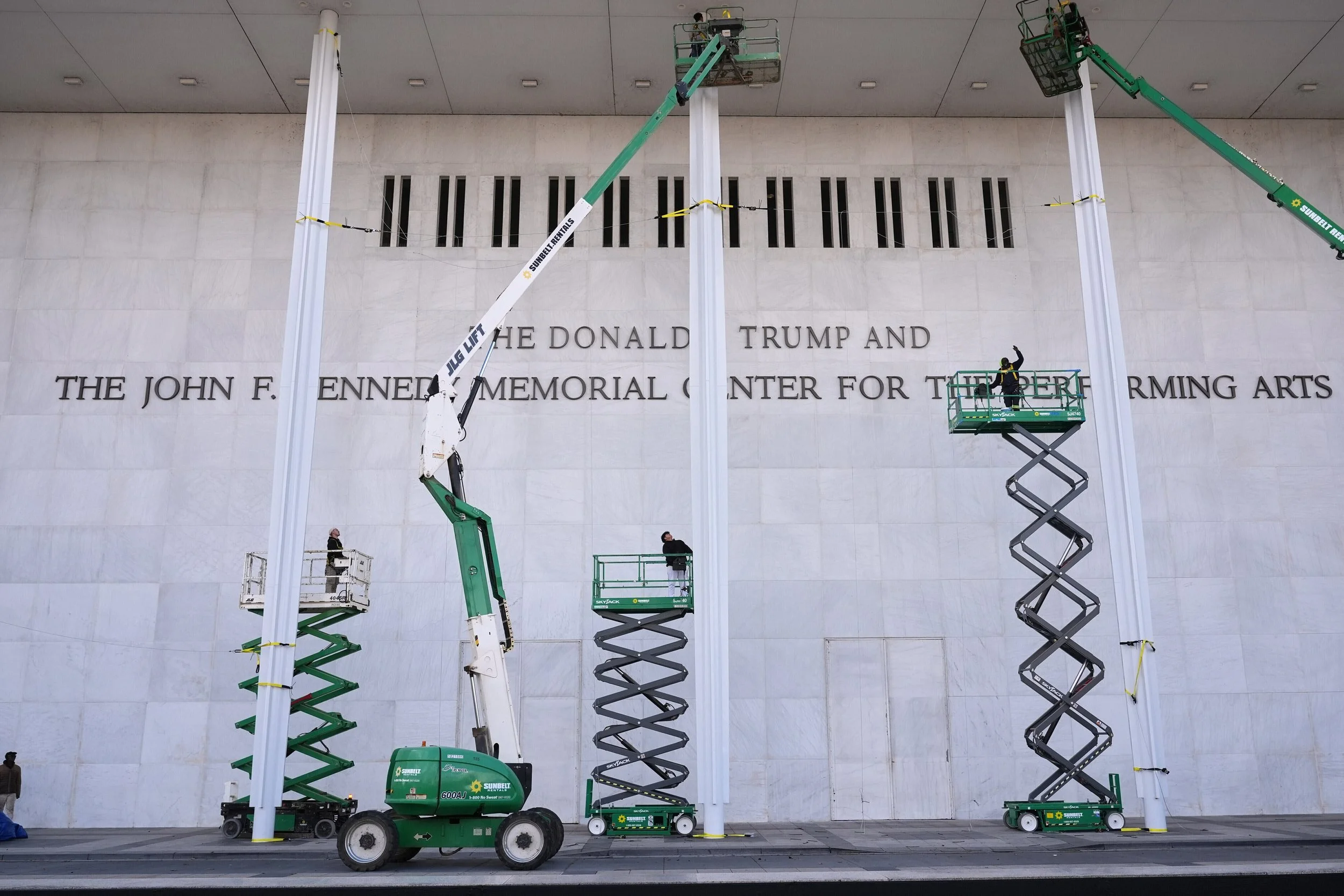  New signage, The Donald J. Trump and The John F. Kennedy Memorial Center For The Performing Arts, is unveiled on the Kennedy Center in Washington, Dec. 19, 2025. (AP Photo/Jacquelyn Martin) 