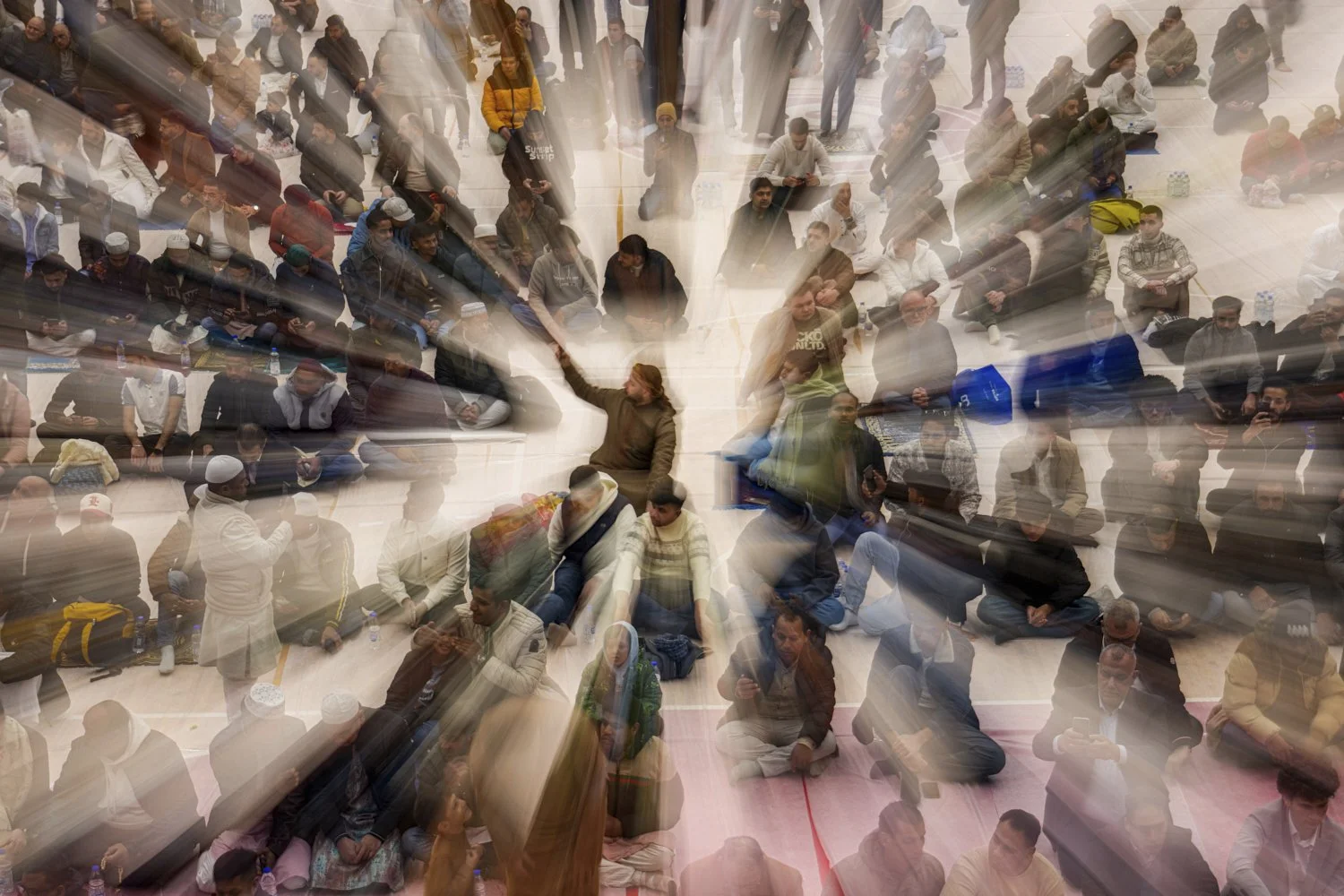  Muslims wait before Eid al-Fitr prayers in a sports hall in Bucharest, Romania, March 20, 2026. (AP Photo/Vadim Ghirda) 