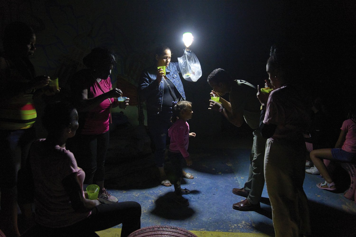  People eat cups of soup outside during a blackout in Havana, March 4, 2026. (AP Photo/Ramon Espinosa) 