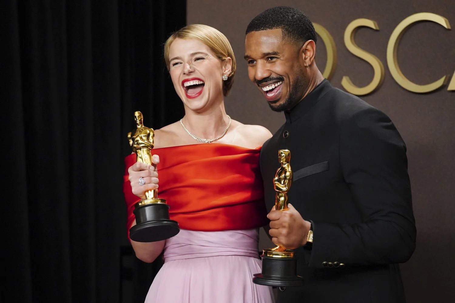 Jessie Buckley, left, winner of the award for best actress in a leading role for "Hamnet," and Michael B. Jordan, winner of the award for best actor in a leading role for "Sinners," pose in the press room at the Oscars. March 15, 2026, at the Dolby 