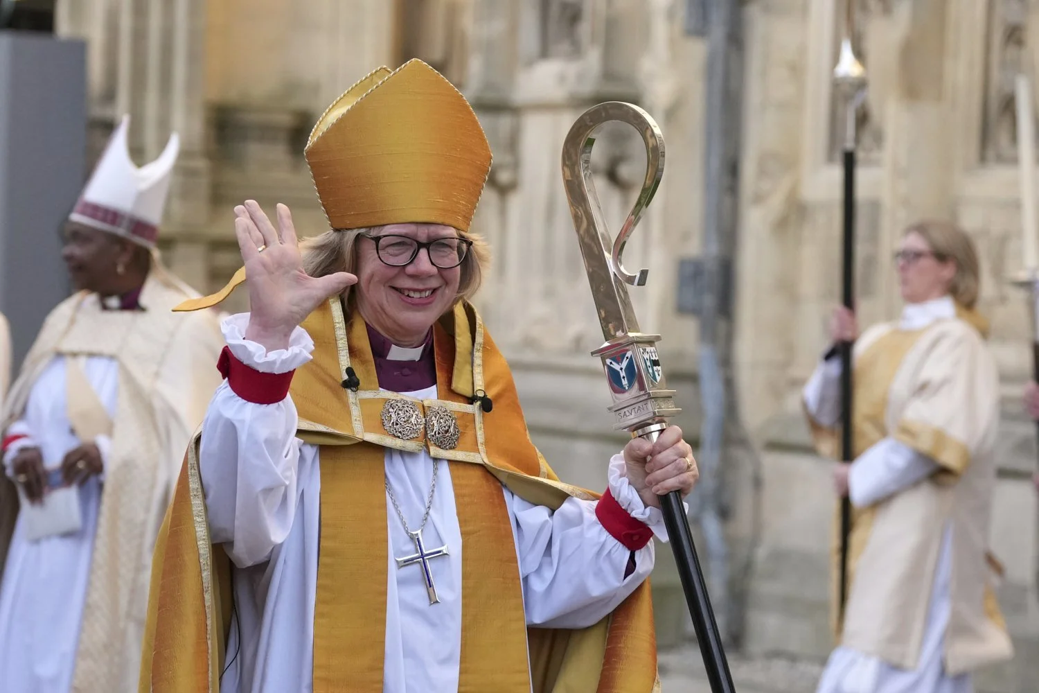  Sarah Mullally waves as she leaves after the Enthronement Ceremony installing her as archbishop of Canterbury in Canterbury, England, March 25, 2026, the first woman ever to lead the Church of England. (AP Photo/Alastair Grant) 