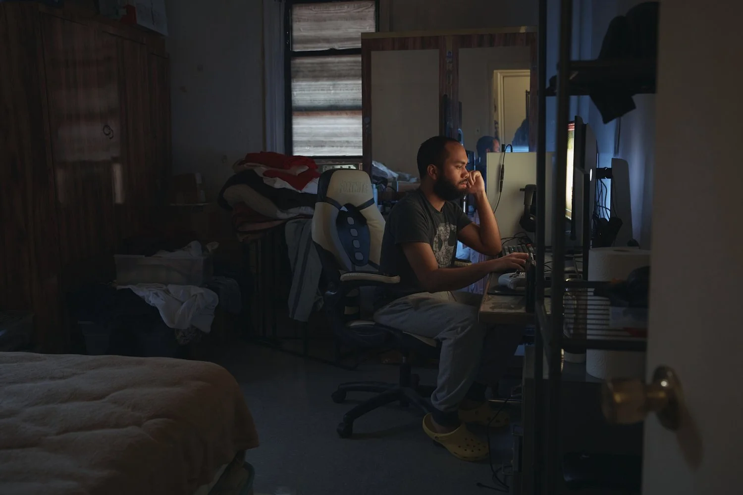  Marina Quiroz’s son uses his computer in a Bronx apartment building where tenants report maintenance issues, pest infestations on Tuesday, March 17, 2026, in New York. (AP Photo/Andres Kudacki) 