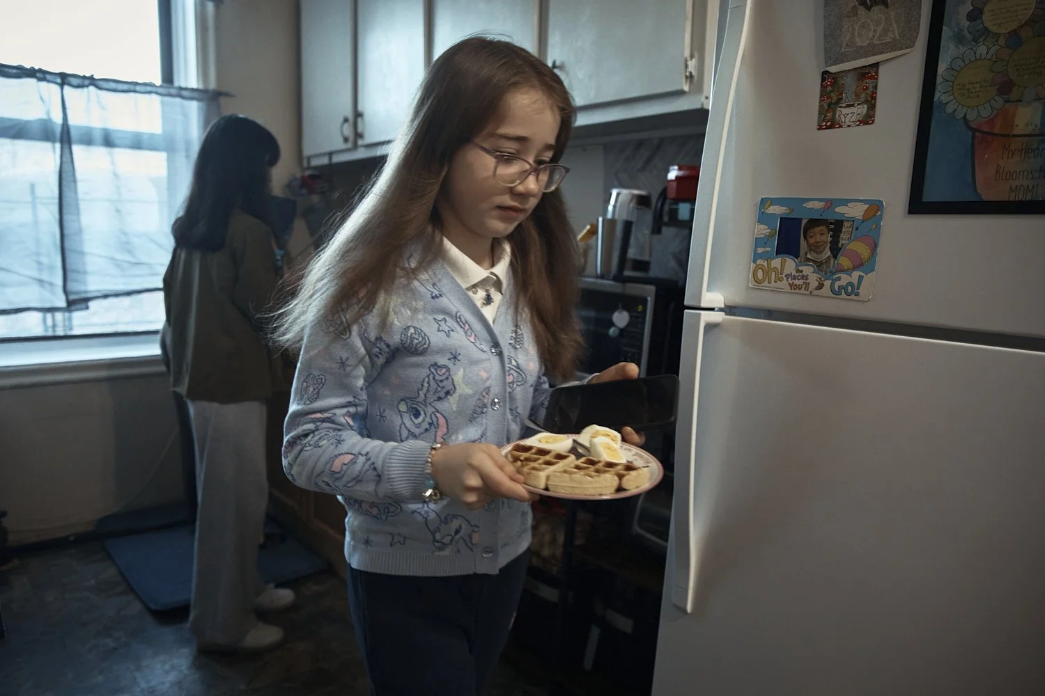  Gulhayo Yuldosheva’s daughters have breakfast in a Bronx apartment building where tenants report maintenance issues, pest infestations on Tuesday, March 17, 2026, in New York. (AP Photo/Andres Kudacki) 