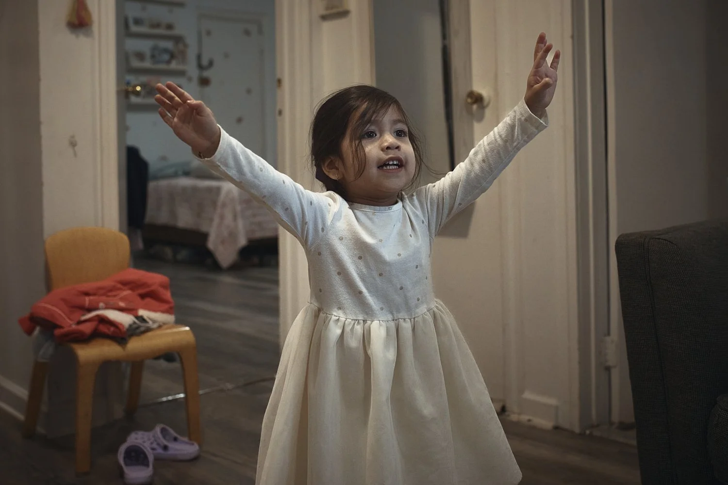  A child plays in a Bronx apartment building where tenants report maintenance issues, pest infestations on Tuesday, March 17, 2026, in New York. (AP Photo/Andres Kudacki) 