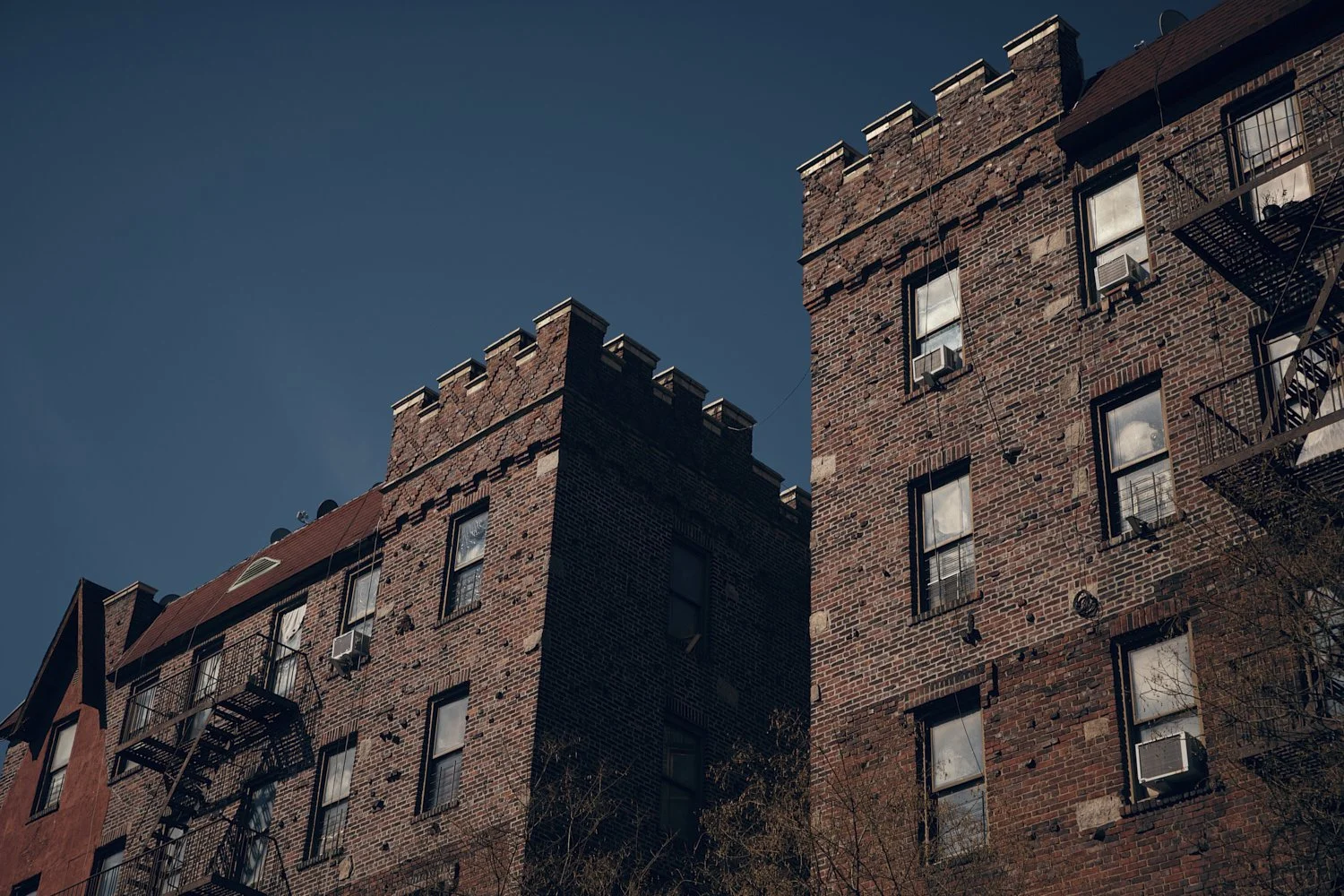 Sunlight illuminates the facade of a Bronx apartment building where tenants report maintenance issues, pest infestations on Tuesday, March 17, 2026, in New York. (AP Photo/Andres Kudacki) 