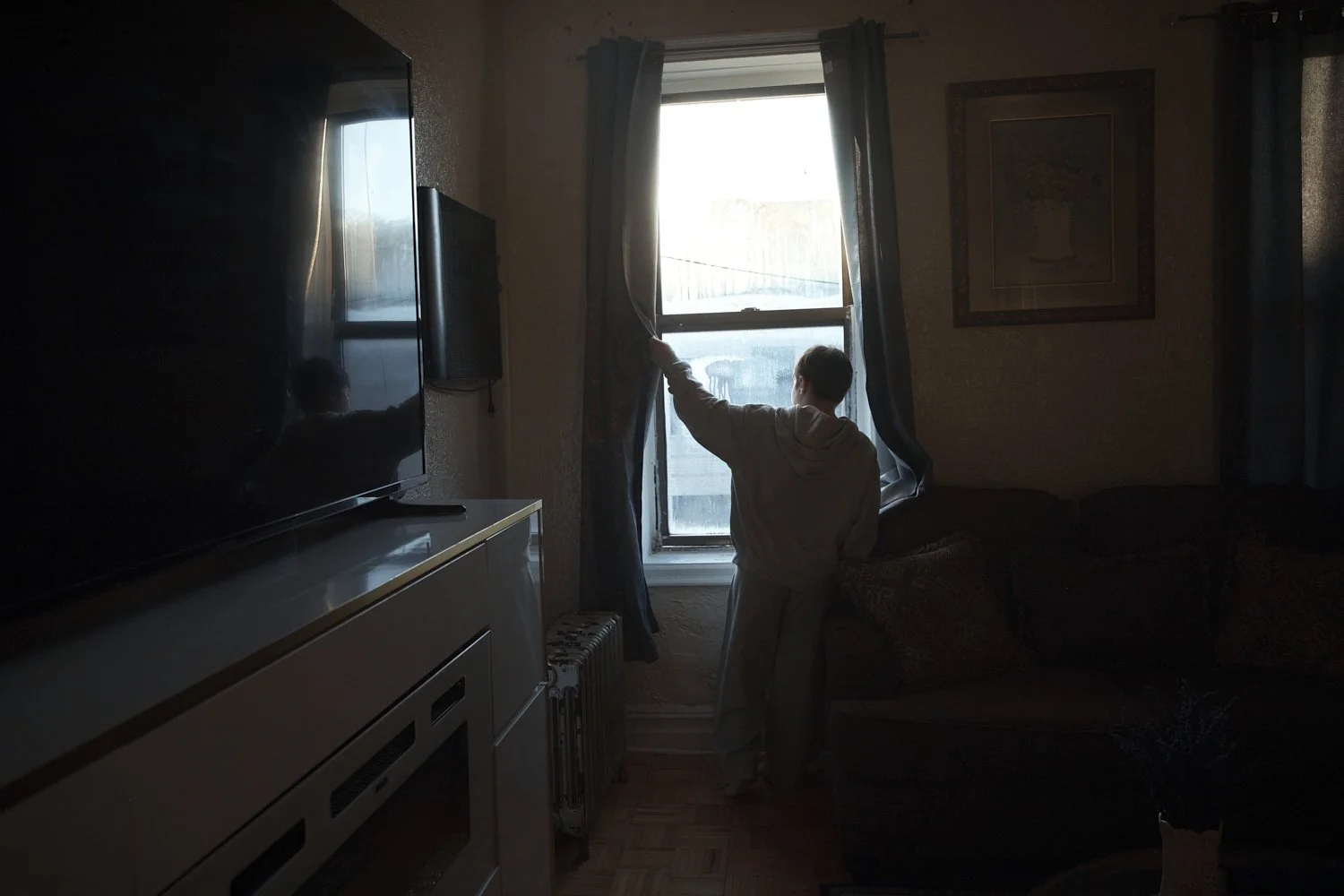  Gulhayo Yuldosheva’s son, Heriberto, 11, looks through the window in a Bronx apartment building where tenants report maintenance issues, pest infestations on Tuesday, March 17, 2026, in New York. (AP Photo/Andres Kudacki) 