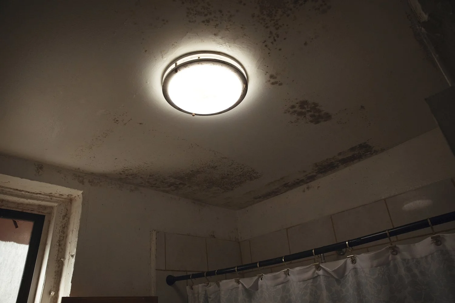  Humidity spreads in Jose Sanchez’s  bathroom roof in a Bronx apartment building where tenants report maintenance issues, pest infestations on Tuesday, March 17, 2026, in New York. (AP Photo/Andres Kudacki) 