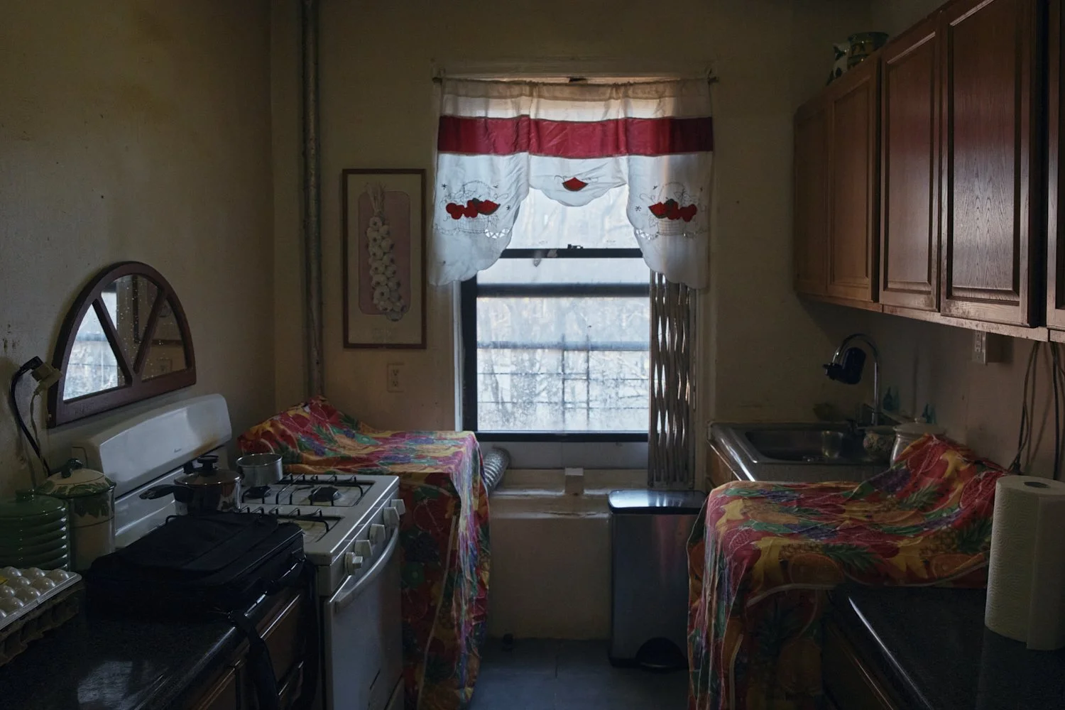  Marina Quiroz’s kitchen in a Bronx apartment building where tenants report maintenance issues, pest infestations on Tuesday, March 17, 2026, in New York. (AP Photo/Andres Kudacki) 