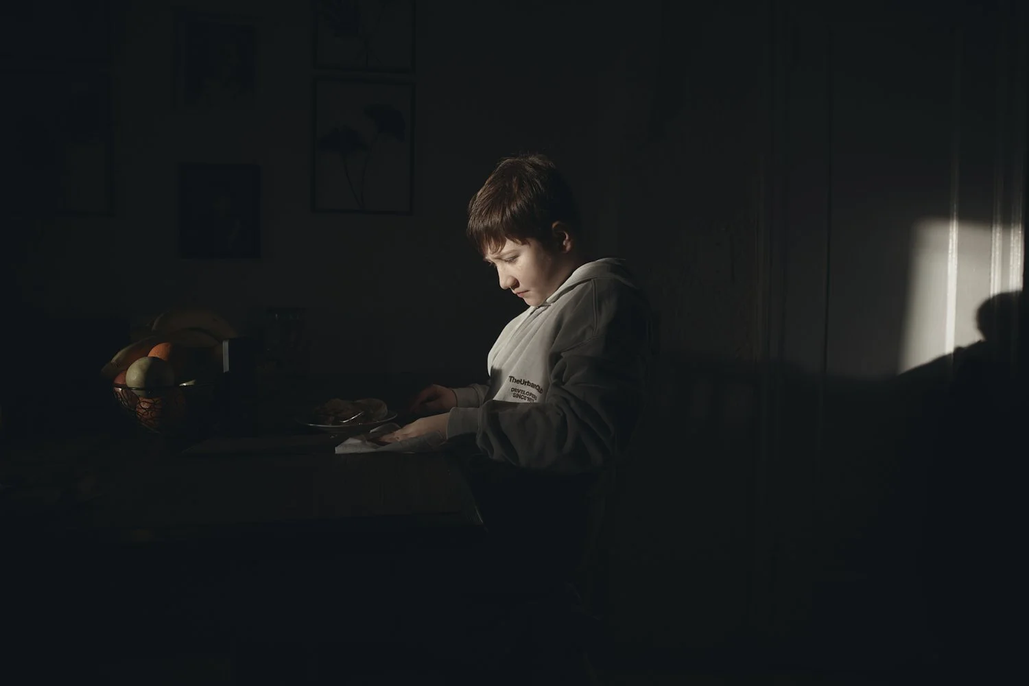  Gulhayo Yuldosheva’s son, Heriberto, 11, eats breakfast while using his phone in a Bronx apartment building where tenants report maintenance issues, pest infestations on Tuesday, March 17, 2026, in New York. (AP Photo/Andres Kudacki) 
