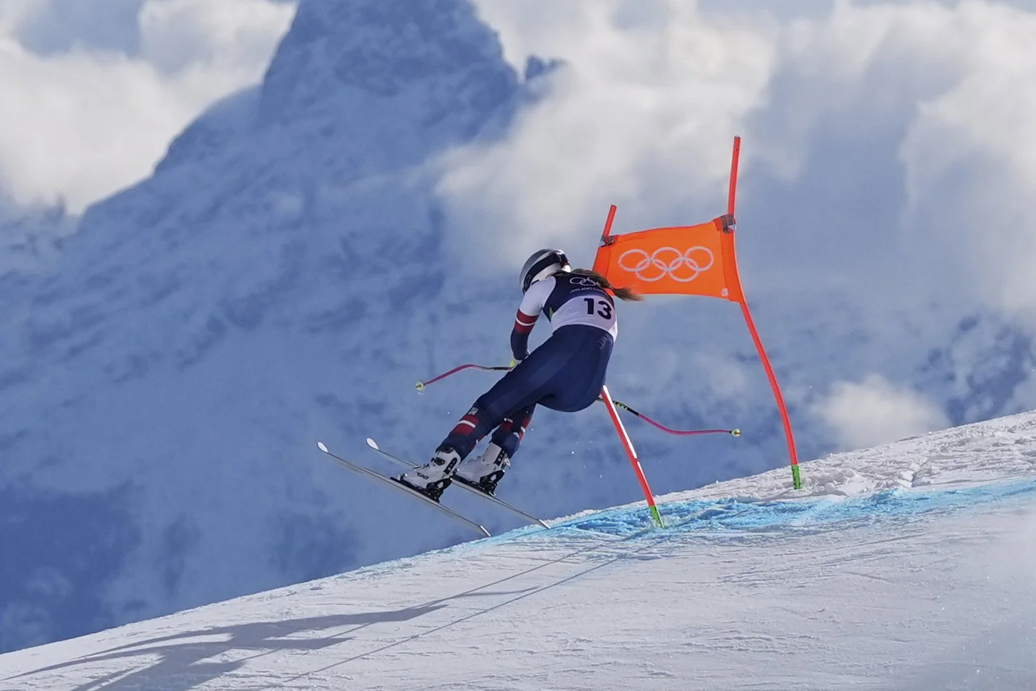  United States' Lindsey Vonn crashes into a gate during an alpine skiing women's downhill race, at the Winter Olympics, in Cortina d'Ampezzo, Italy, Feb. 8, 2026. (AP Photo/Jacquelyn Martin) 
