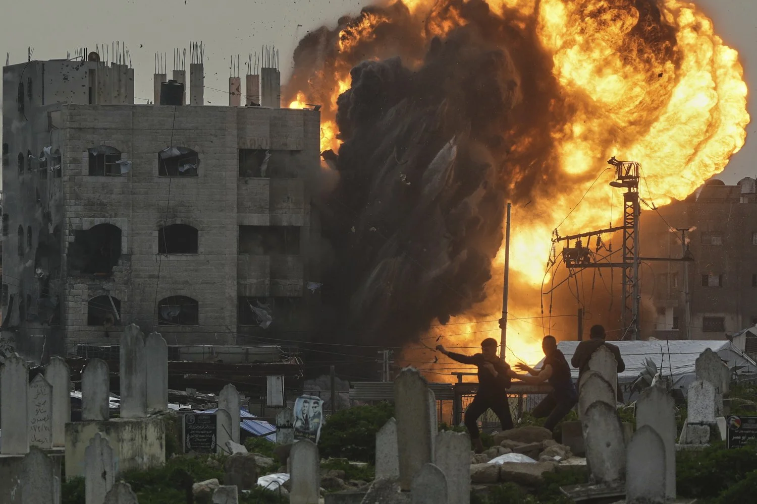  Smoke and flames rise from an Israeli military strike on a building in the Zeitoun neighborhood of Gaza City, Feb. 6, 2026. (AP Photo/Jehad Alshrafi) 