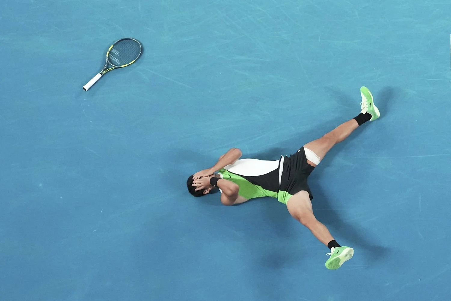  Carlos Alcaraz of Spain reacts after winning the men's singles final match against Novak Djokovic of Serbia at the Australian Open tennis championship in Melbourne, Australia, Feb. 1, 2026. (AP Photo/Dar Yasin) 