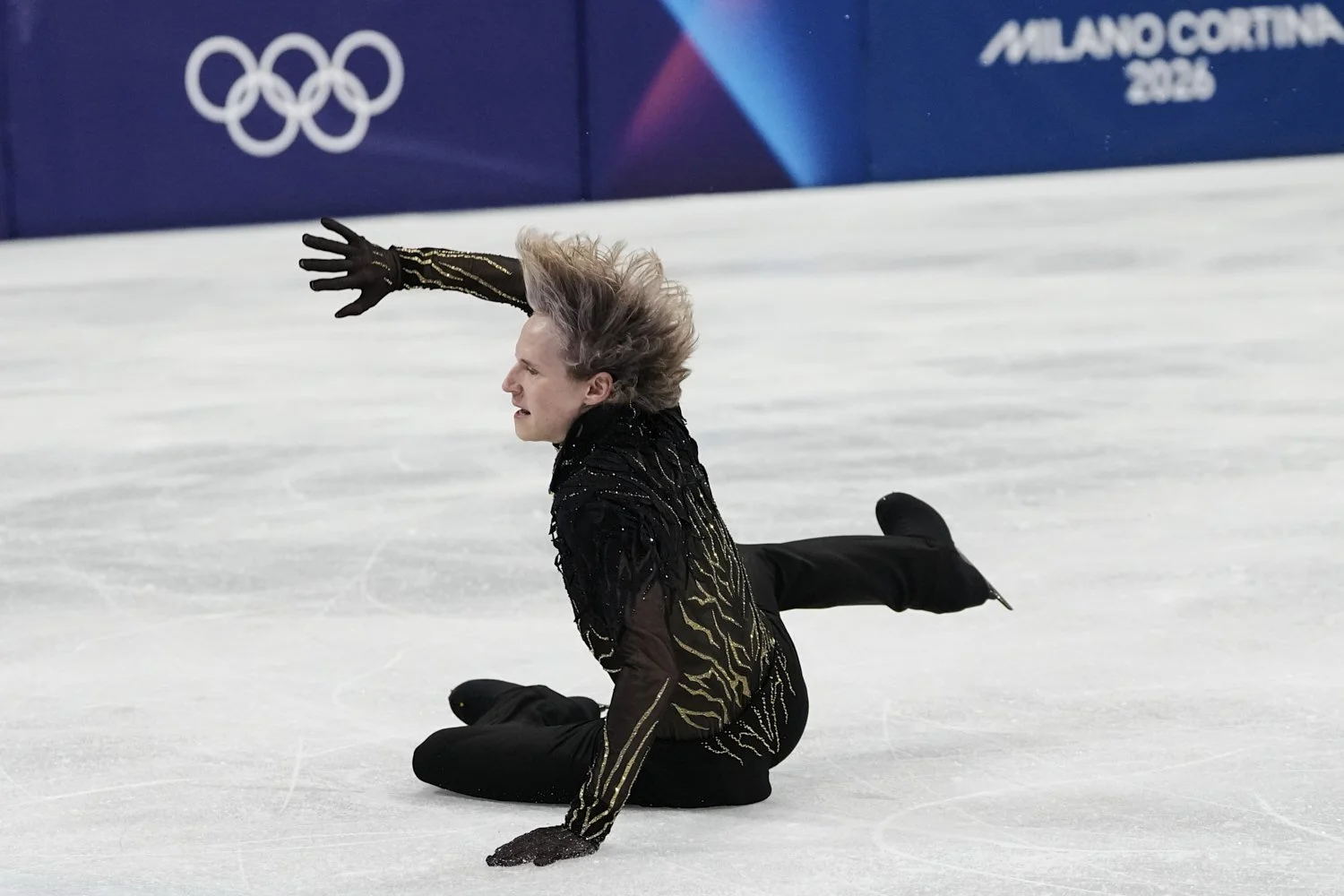  Ilia Malinin of the United States falls during the men's free skate program in figure skating at the Winter Olympics, in Milan, Italy, Feb. 13, 2026. (AP Photo/Natacha Pisarenko) 