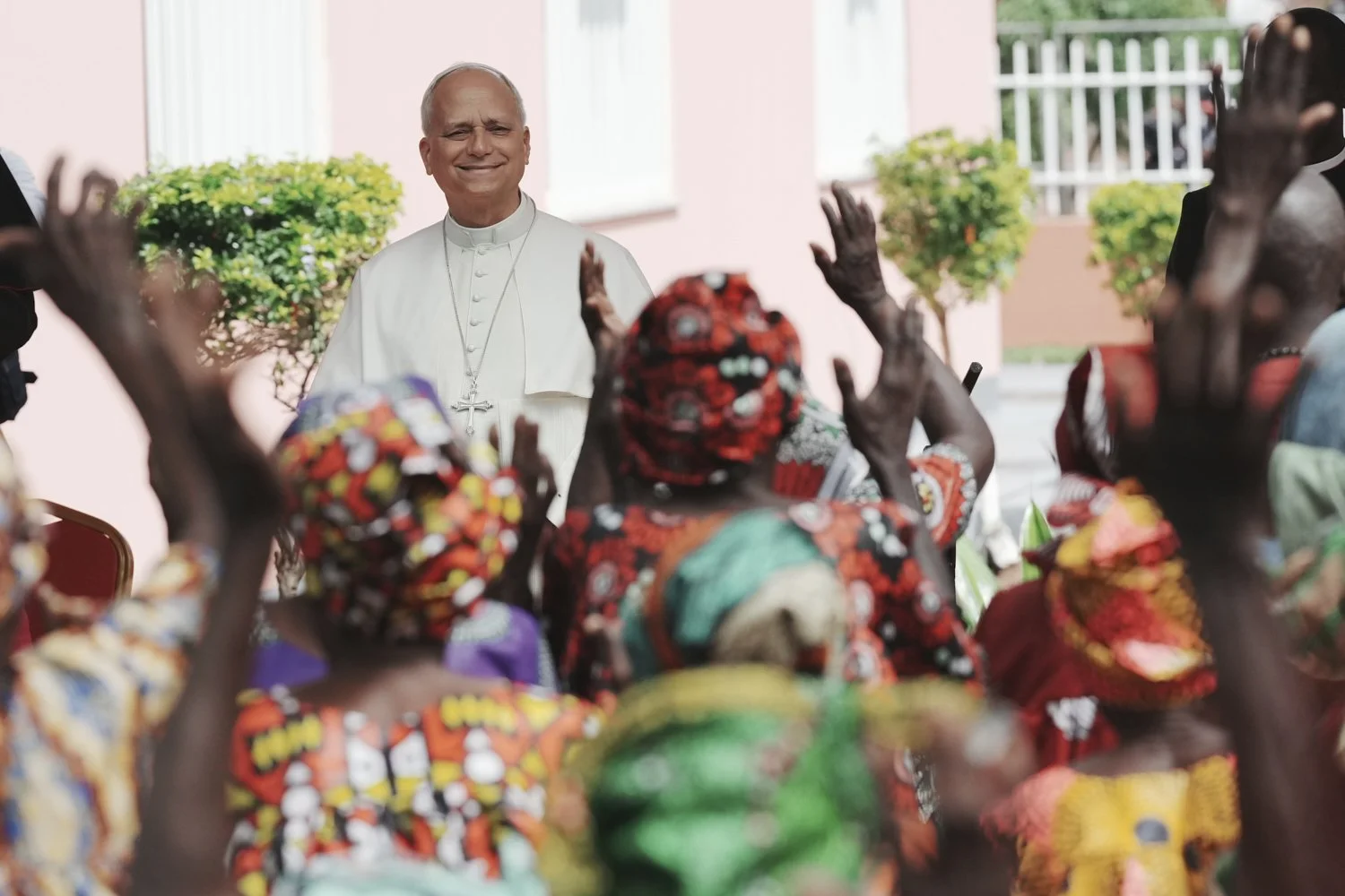  Pope Leo XIV is cheered by faithful during a visit to a nursing home in Saurimo, Angola, April 20, 2026. (AP Photo/Andrew Medichini) 