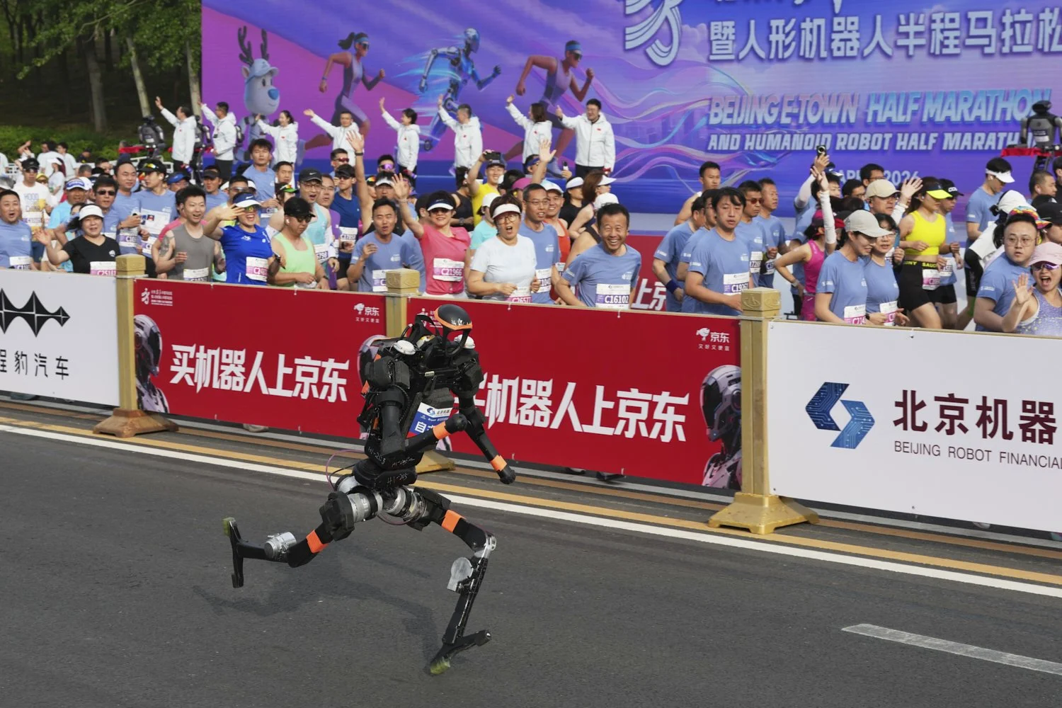  A humanoid robot competes in a half-marathon race for robots on the outskirts of Beijing, April 19, 2026. (AP Photo/Ng Han Guan) 
