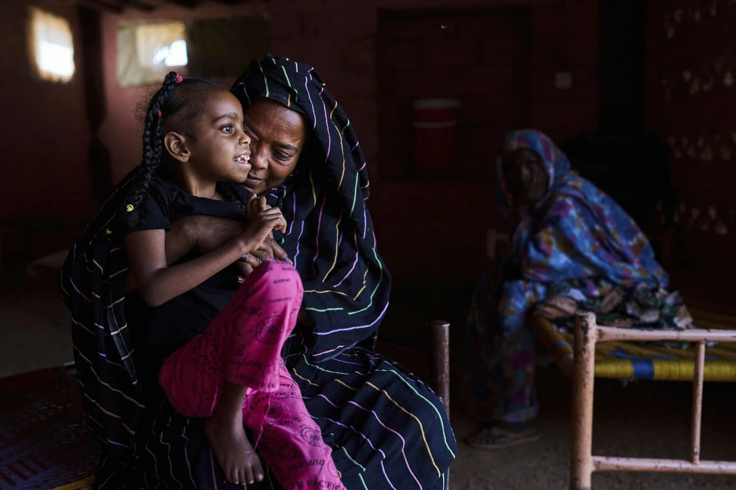  Rashiqa Alqadi holds her 11-year-old granddaughter Anfal Aljozoor at the family home in Qoz Nafisa, Sudan, April 22, 2026. (AP Photo/Bernat Armangue) 