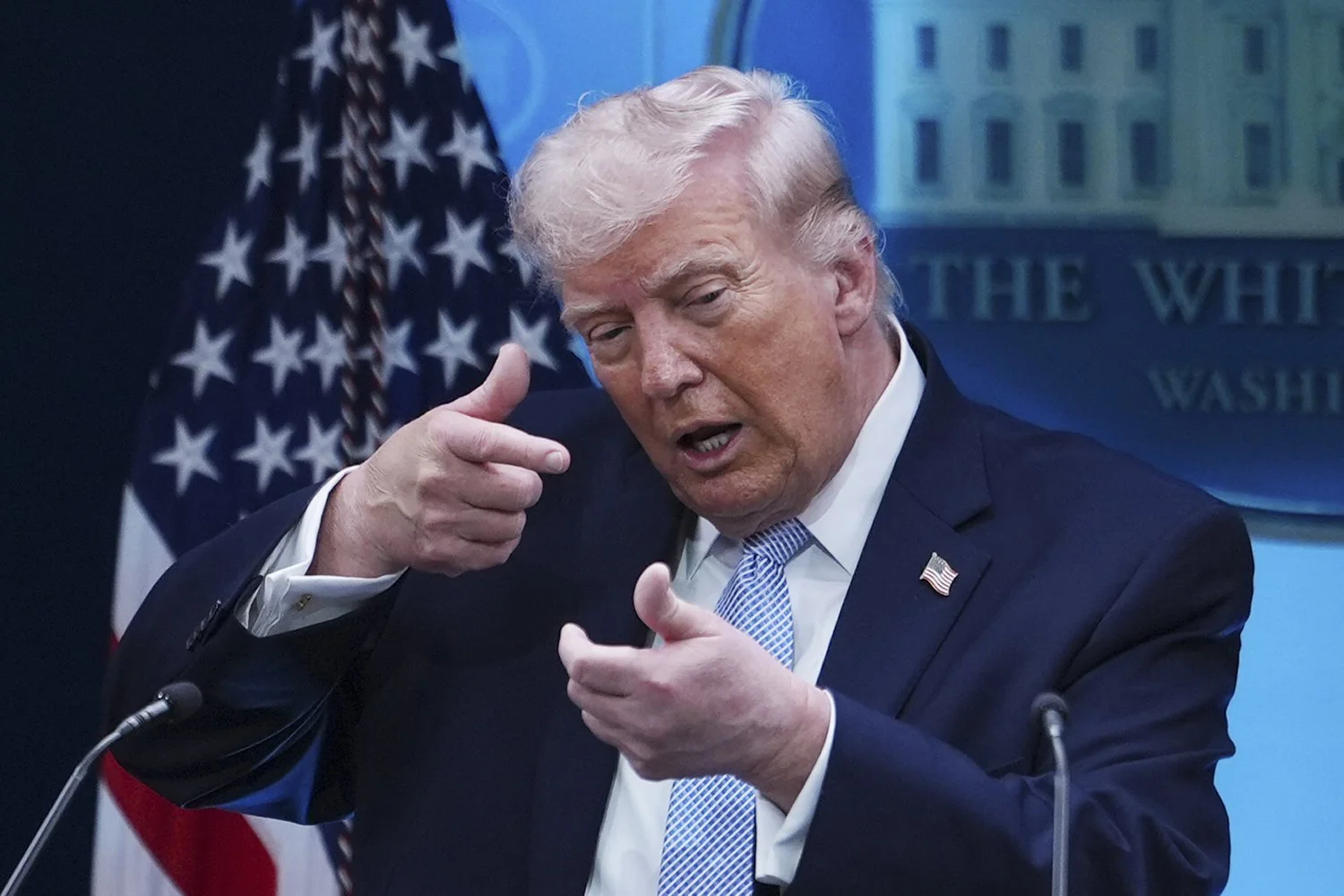  President Donald Trump pretends to aim a sniper gun while speaking with reporters in the James Brady Press Briefing Room at the White House in Washington, April 6, 2026. (AP Photo/Julia Demaree Nikhinson) 