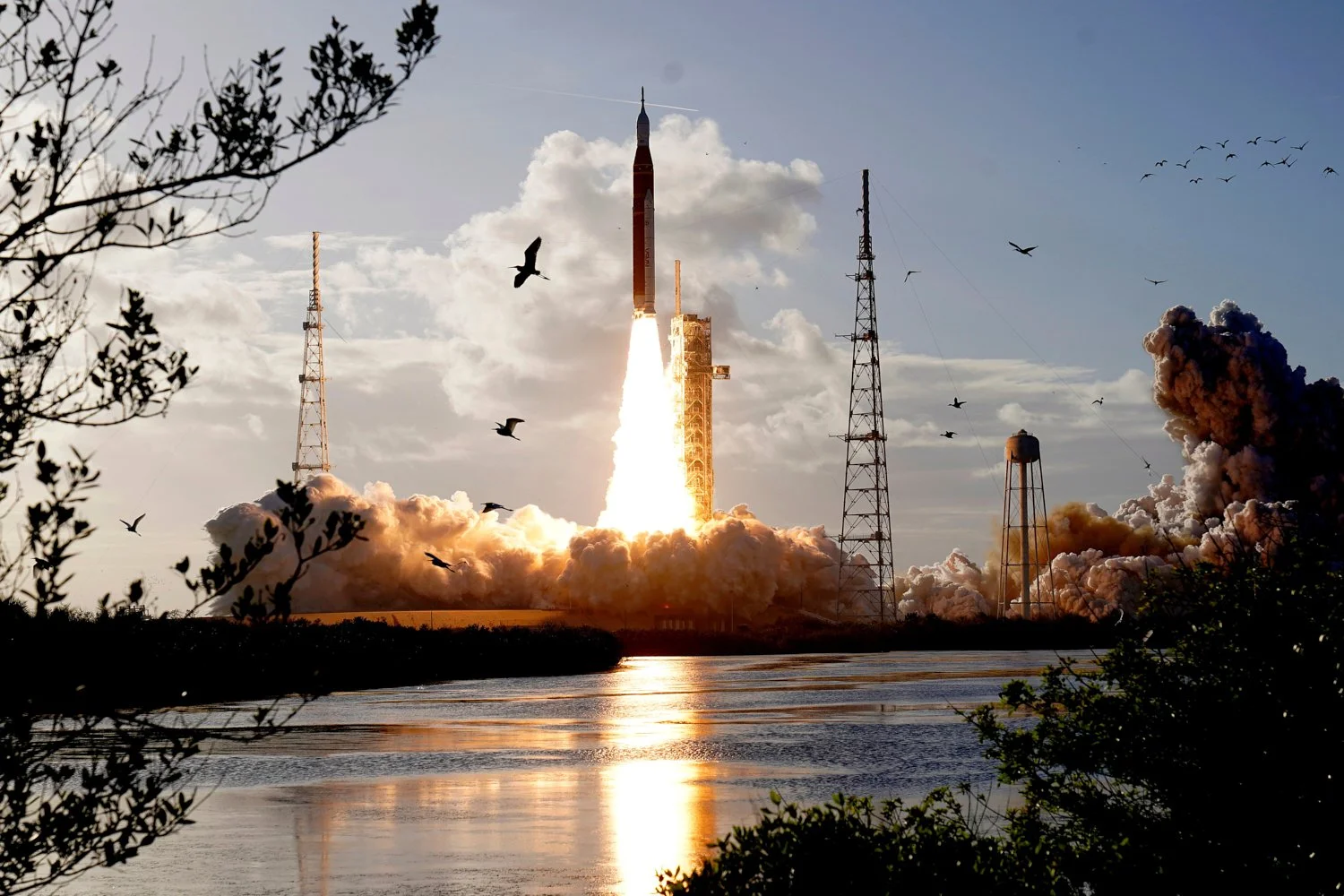  NASA's Artemis II moon rocket lifts off from the Kennedy Space Center's Launch Pad 39-B in Cape Canaveral, Fla., April 1, 2026. (AP Photo/Chris O'Meara) 