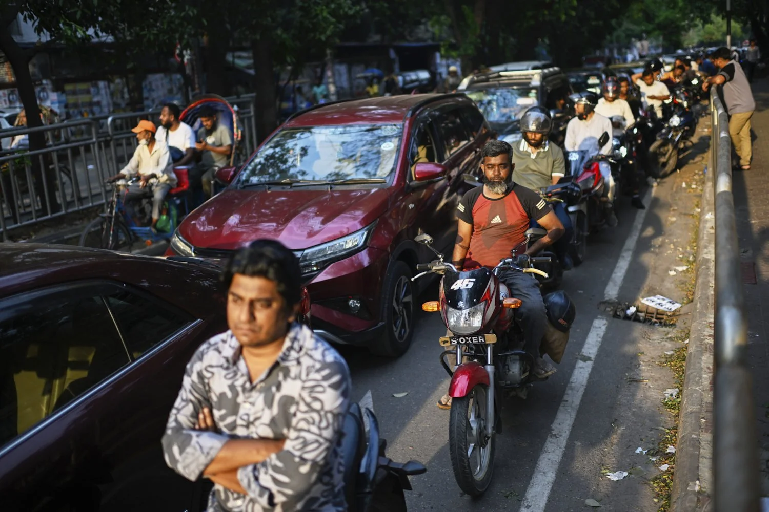  Motorists queue up outside a fuel pump during an energy crisis related to the Iran War, in Dhaka, Bangladesh, April 5, 2026. (AP Photo/Mahmud Hossain Opu) 