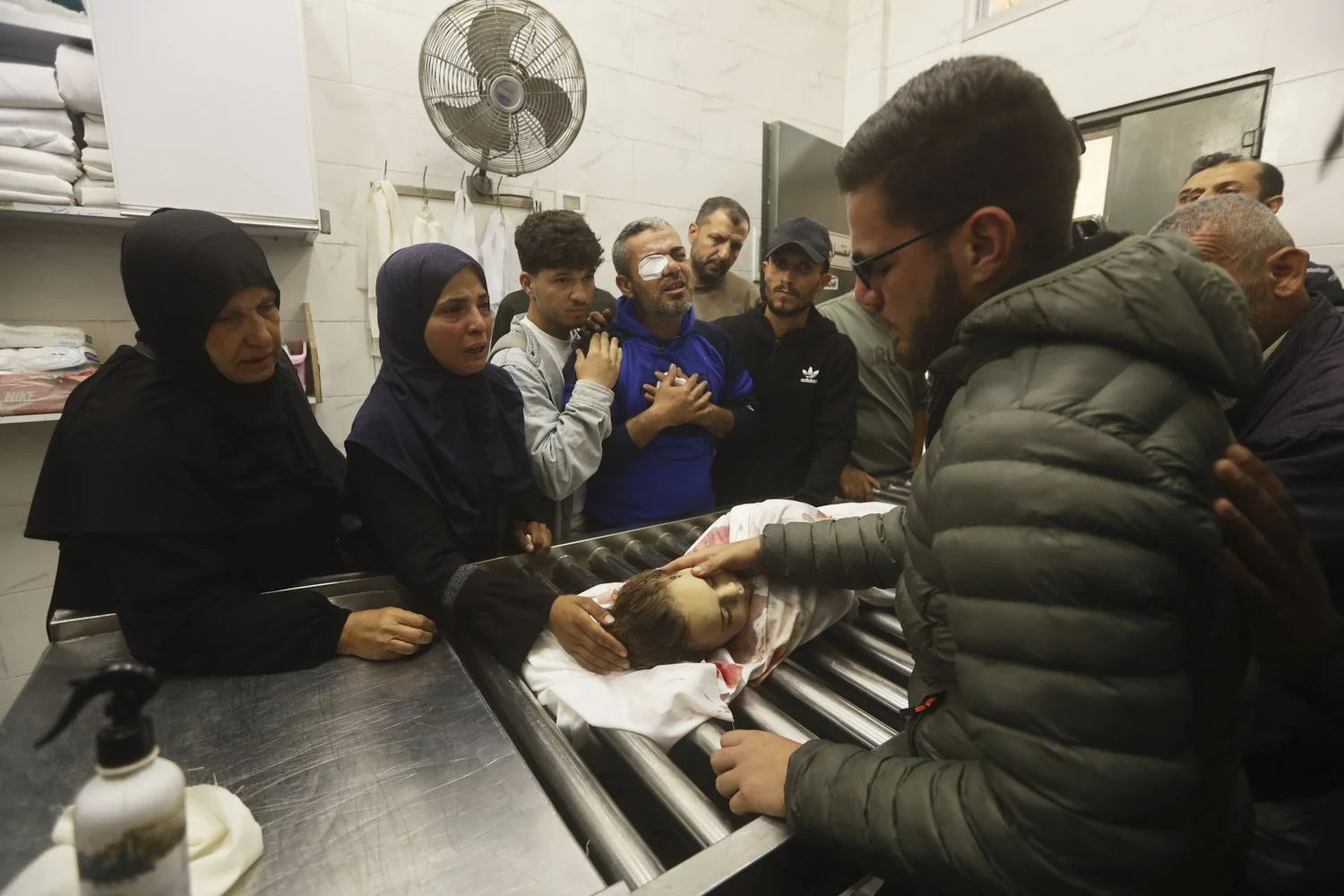  Palestinians mourn over Naya Al-Tanani, killed in an Israeli strike, at Al-Shifa Hospital in Gaza City, April 25, 2026. (AP Photo/Yousef Alzanoun) 