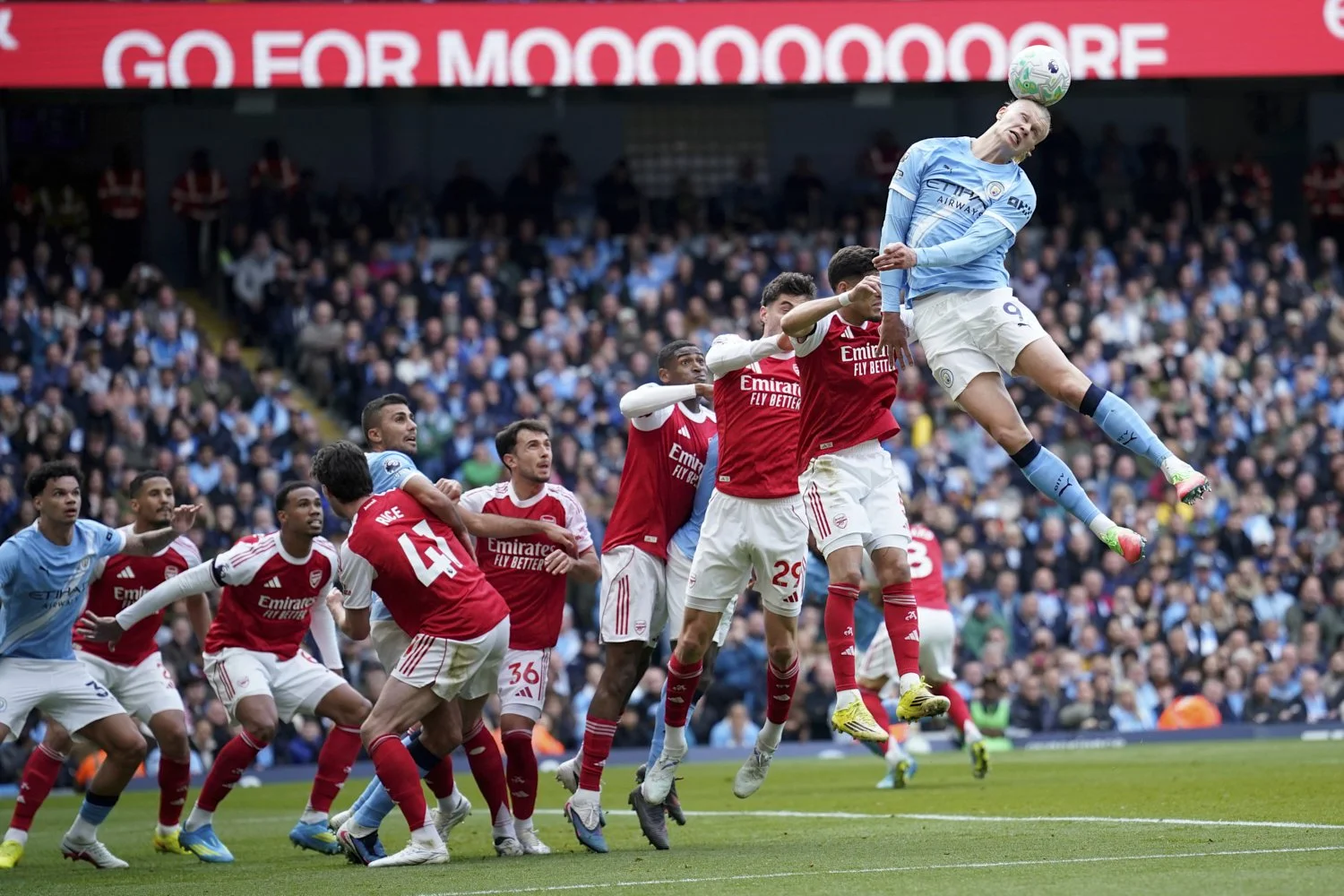  Manchester City's Erling Haaland heads the ball during the English Premier League soccer match against Arsenal, in Manchester, England, April 19, 2026. (AP Photo/Dave Thompson) 