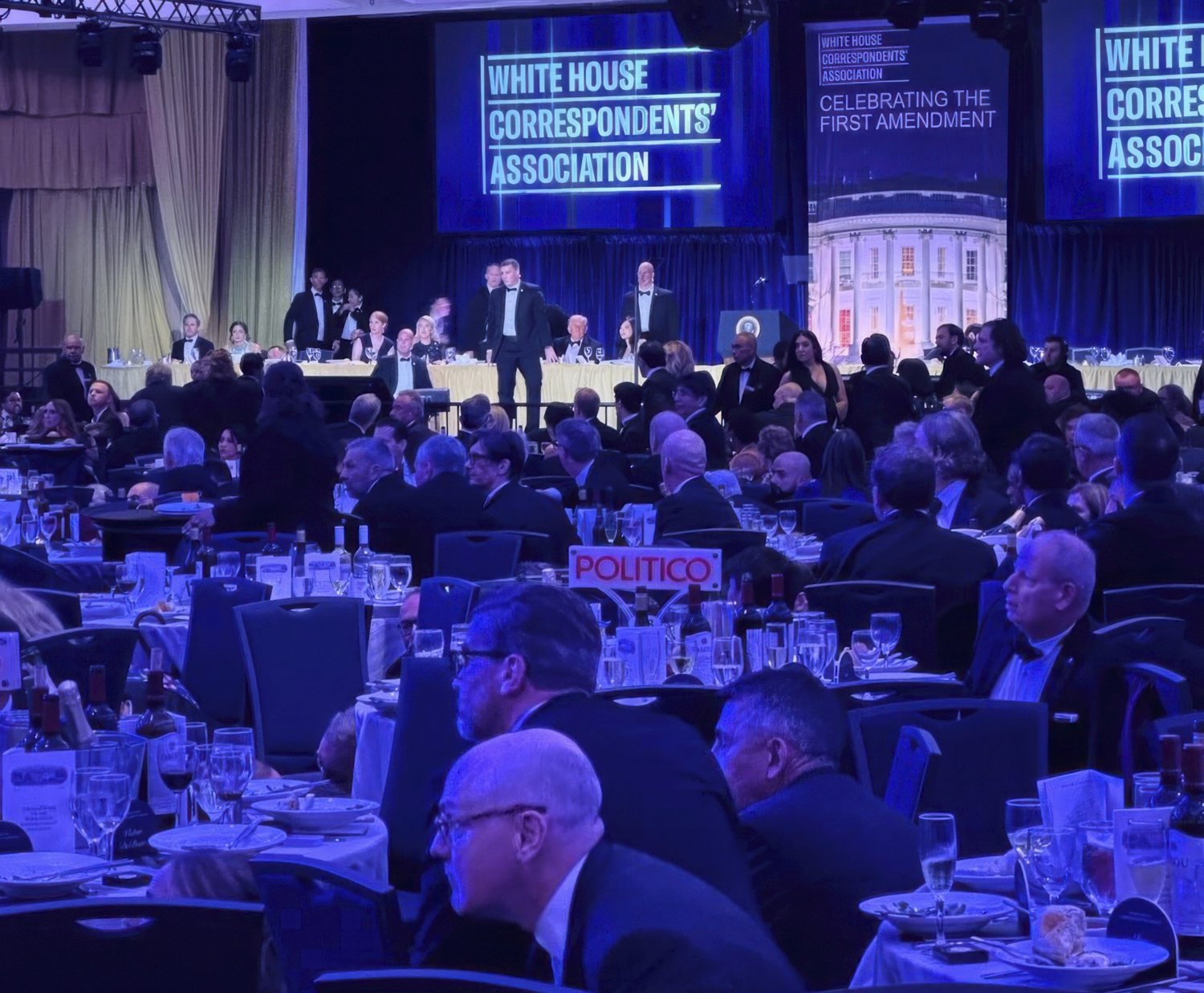  U.S. Secret Service agents respond near President Donald Trump and first lady Melania Trump during the White House Correspondents Dinner, in Washington, April 25, 2026. (AP Photo/Alex Brandon) 