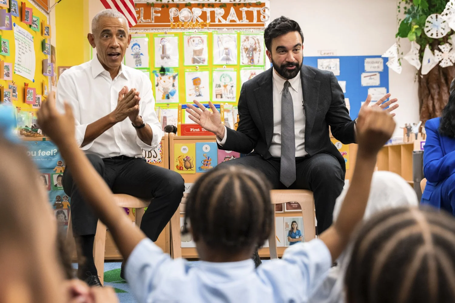  Former President Barack Obama and Mayor Zohran Mamdani sing "Wheels on the Bus" to children at Learning Through Play Pre-K in the Bronx in New York, April 18, 2026. (AP Photo/Angelina Katsanis) 