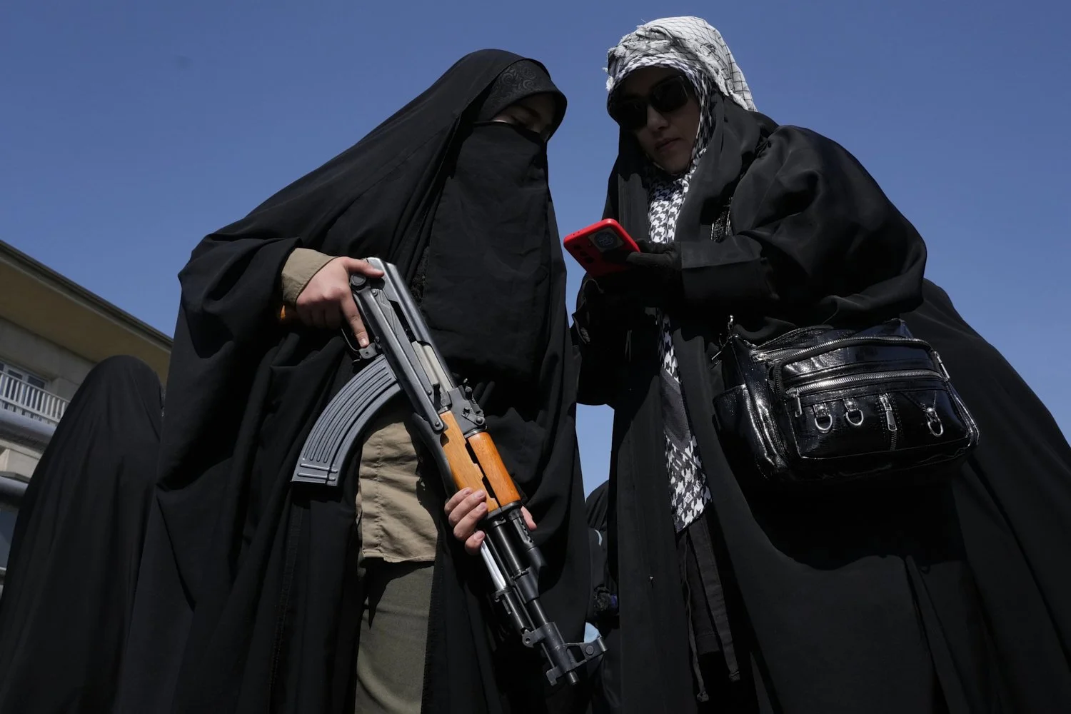  A woman member of the Basij paramilitary, affiliated with Iran's Revolutionary Guard, holds her gun during a state-organized rally in support of the supreme leader marking National Girl's Day in Tehran, April 17, 2026. (AP Photo/Vahid Salemi) 