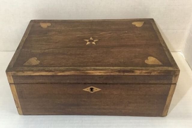 This circa 1900 folk art box features mahogany and maple veneers on poplar with inlaid heart and star details.  Link in our bio to learn more and see more photos!⠀⠀⠀⠀⠀⠀⠀⠀⠀
.⠀⠀⠀⠀⠀⠀⠀⠀⠀
.⠀⠀⠀⠀⠀⠀⠀⠀⠀
. ⠀⠀⠀⠀⠀⠀⠀⠀⠀
#folkartbox #handmade #heartandstar #forsale