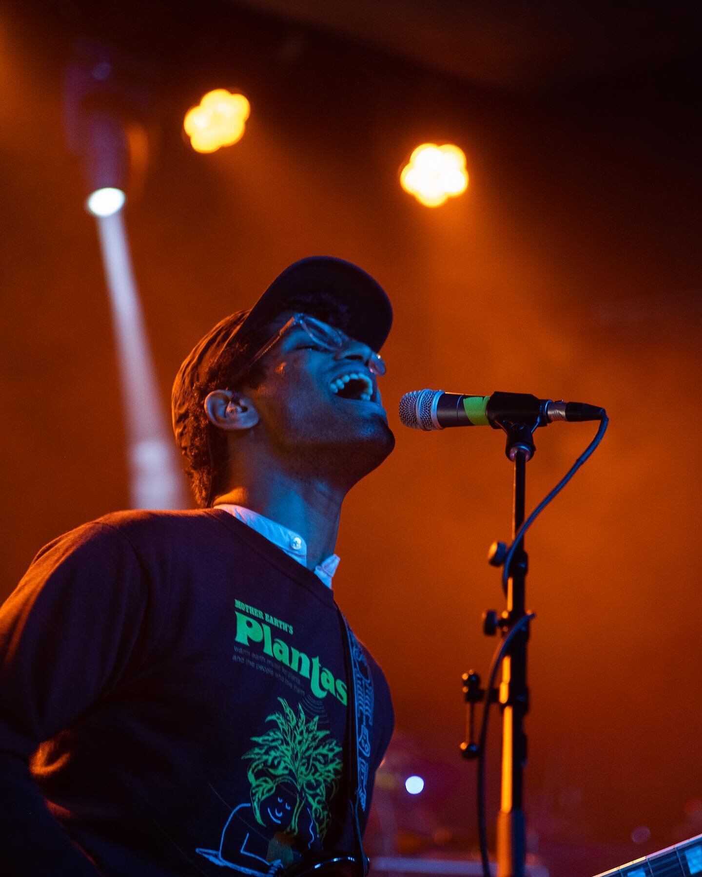 I LOVE PLAYING at @saintvitusbar 🥰 Go to the last slide if you really want to see some debauchery 🥵 (📸 : @georgemivanoff)