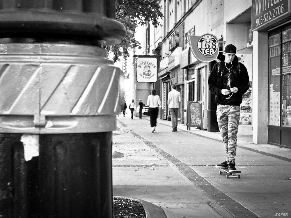 skateboarder behind lamp post 1sm.jpg