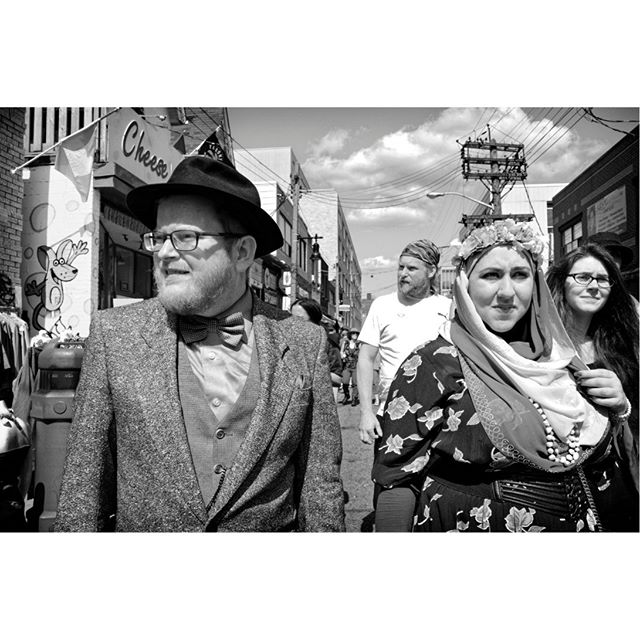 say Cheese
.
#torontostreetphotography #streetphotography  #candidphotography #streetphotographymagazine #capturestreets #canpubphoto #streetleaks #ricohgr3 #life_is_street #storyofthestreet #lensculturestreets #streetphotographyinternational #ricohg