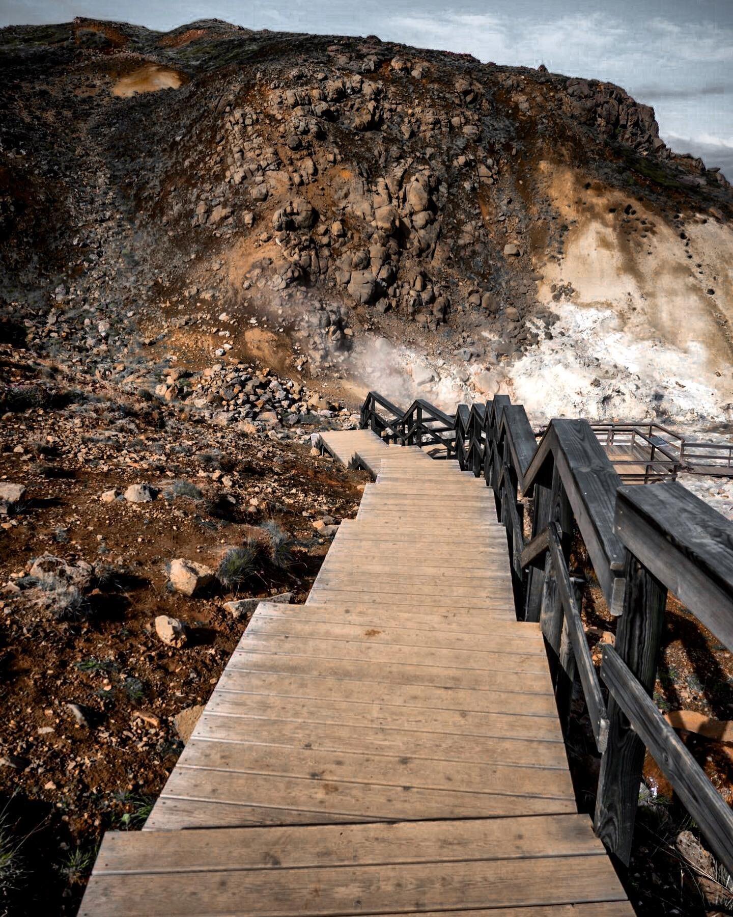 Selt&uacute;n is one of many amazing geothermal areas in Iceland. In fact, when you&rsquo;re on Iceland you&rsquo;re never far away from a volcano. 🌋 
This one is only a short drive from Reykjavik, on the Reykjanes peninsula, so it&rsquo;s a good op