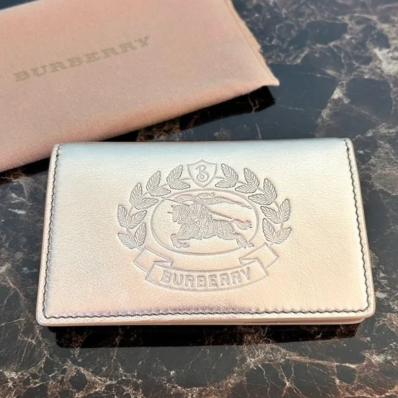 Beautiful Burberry. I hope everyone has a wonderful week!!❤️ #taraashdesign