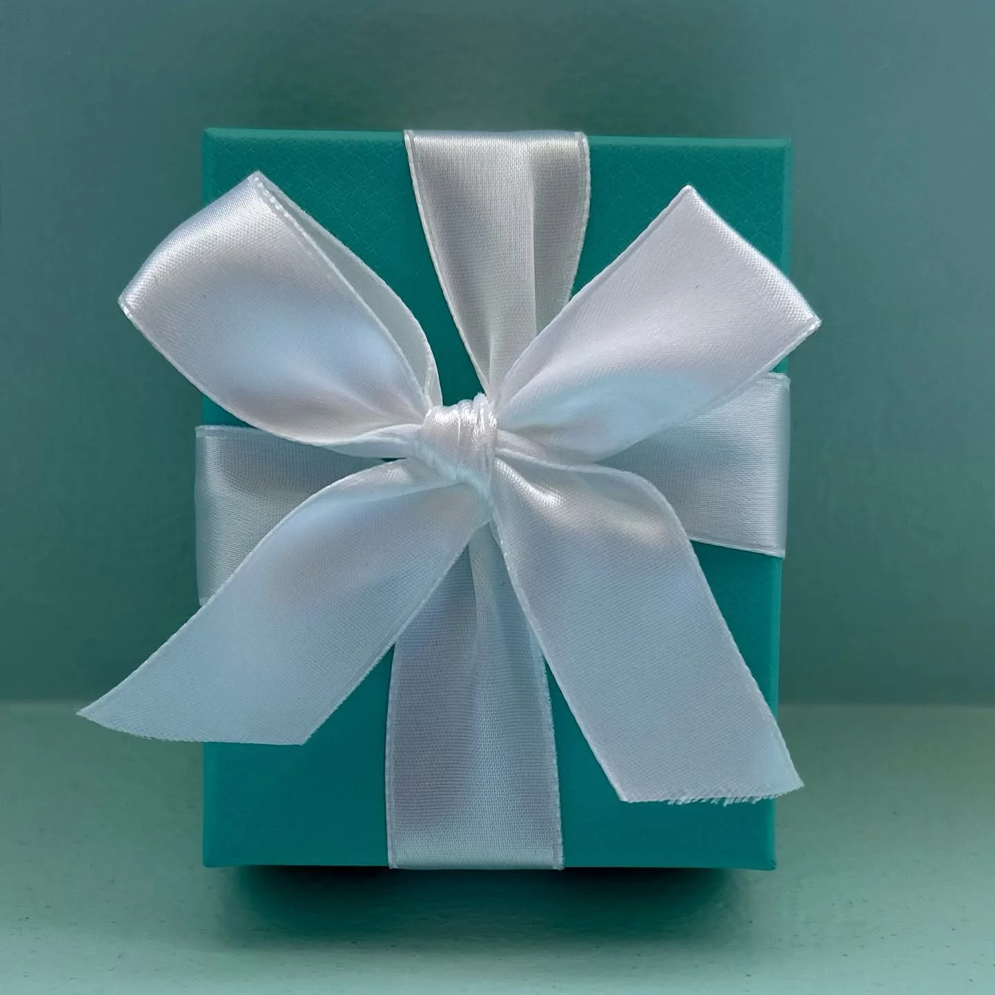 Sending love &amp; hugs to everyone. Have a wonderful week.❤️#taraashdesign #tiffany #tiffanyandco #tiffanybluebox