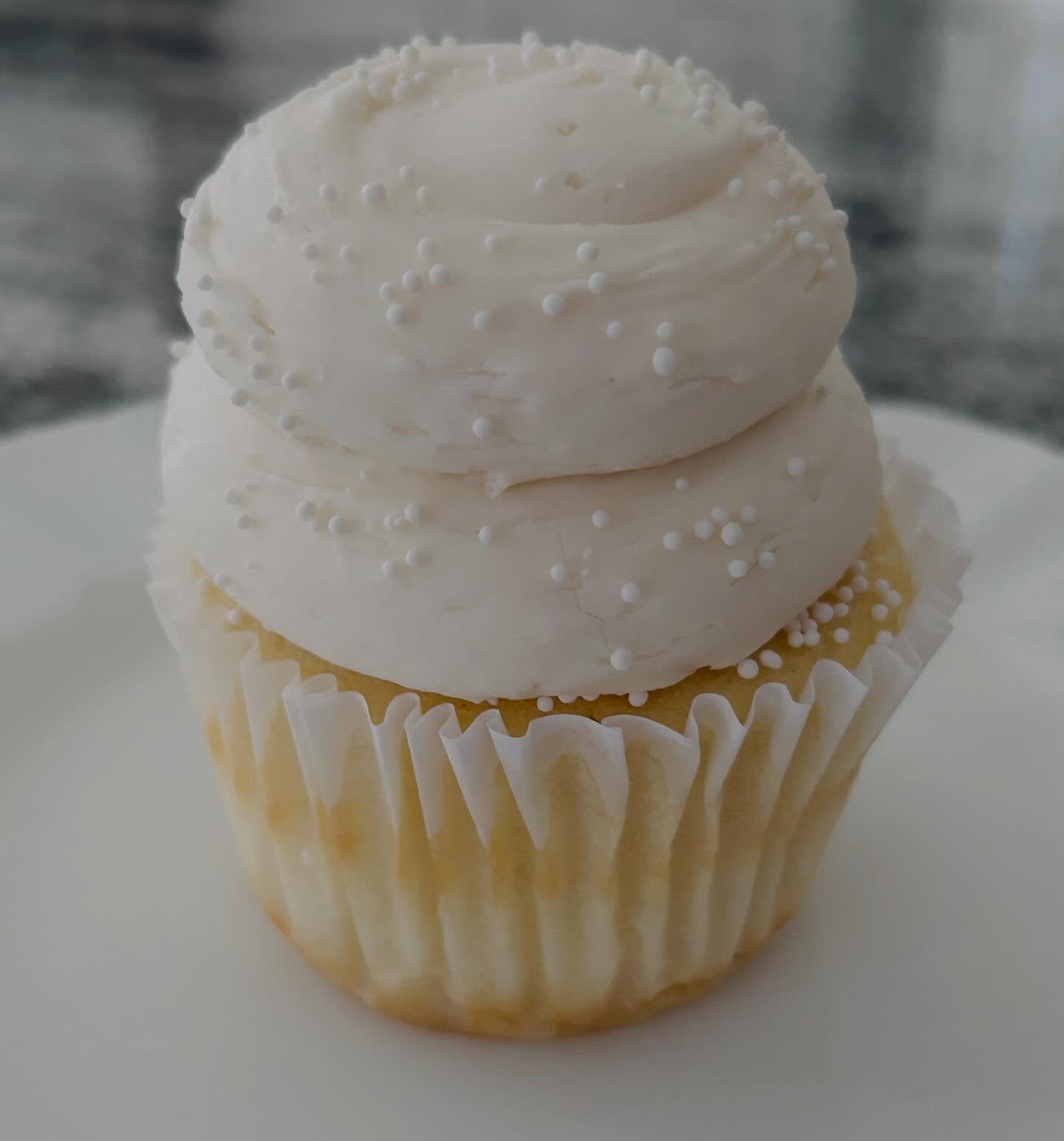 Cupcakes for breakfast.❤️Wishing everyone a wonderful week! #taraashdesign