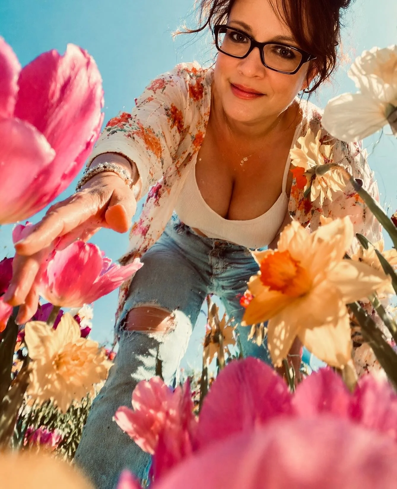 Happy Spring!! Freshly cut grass, bright + beautiful flowers, clear blue sky. Everything I love.💜