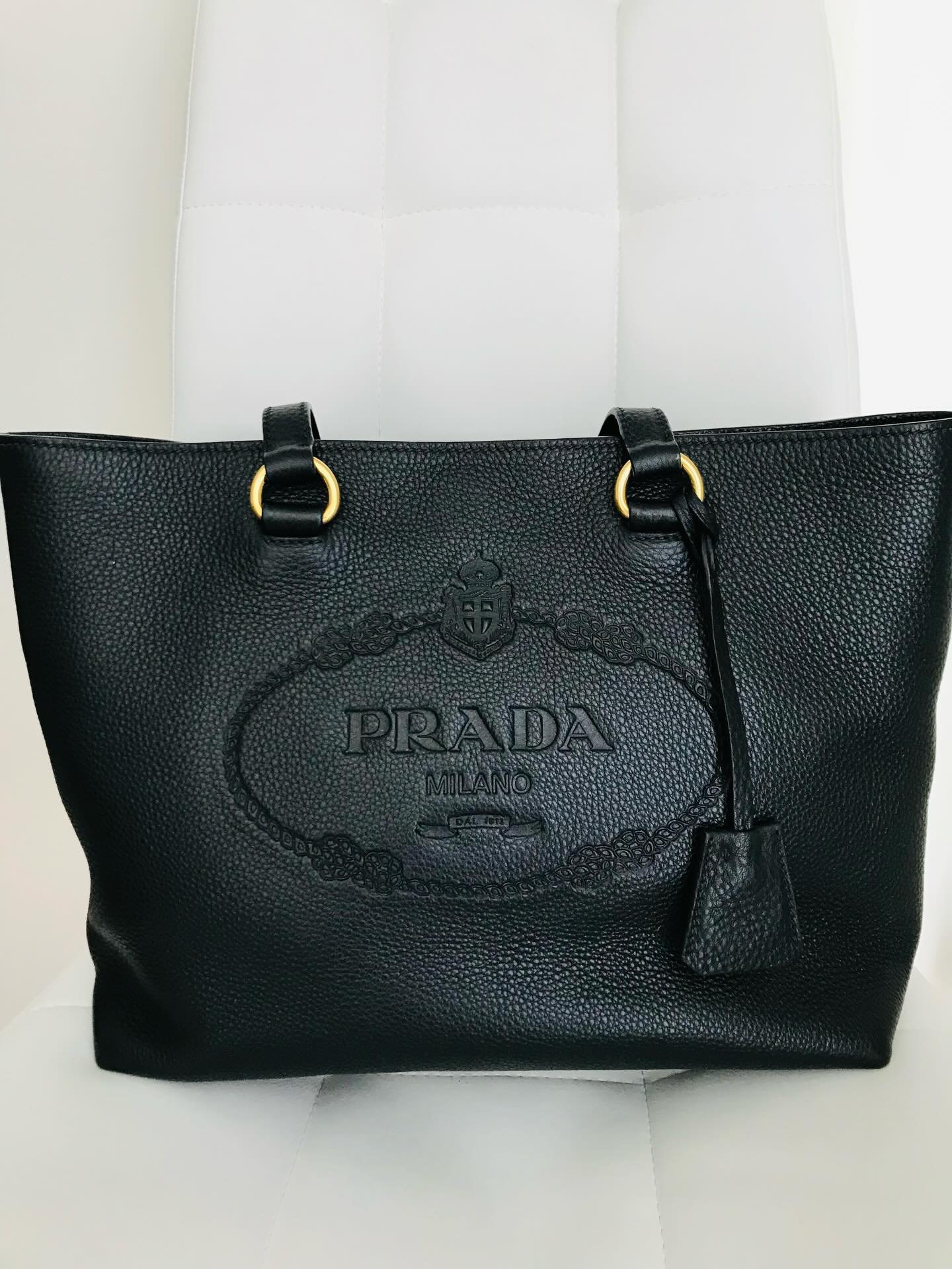 Take time to enjoy yourself this weekend.❤️Watch a movie, go on a walk, or just admire a beautiful bag. #prada #devilwearsprada2 #taraashdesign