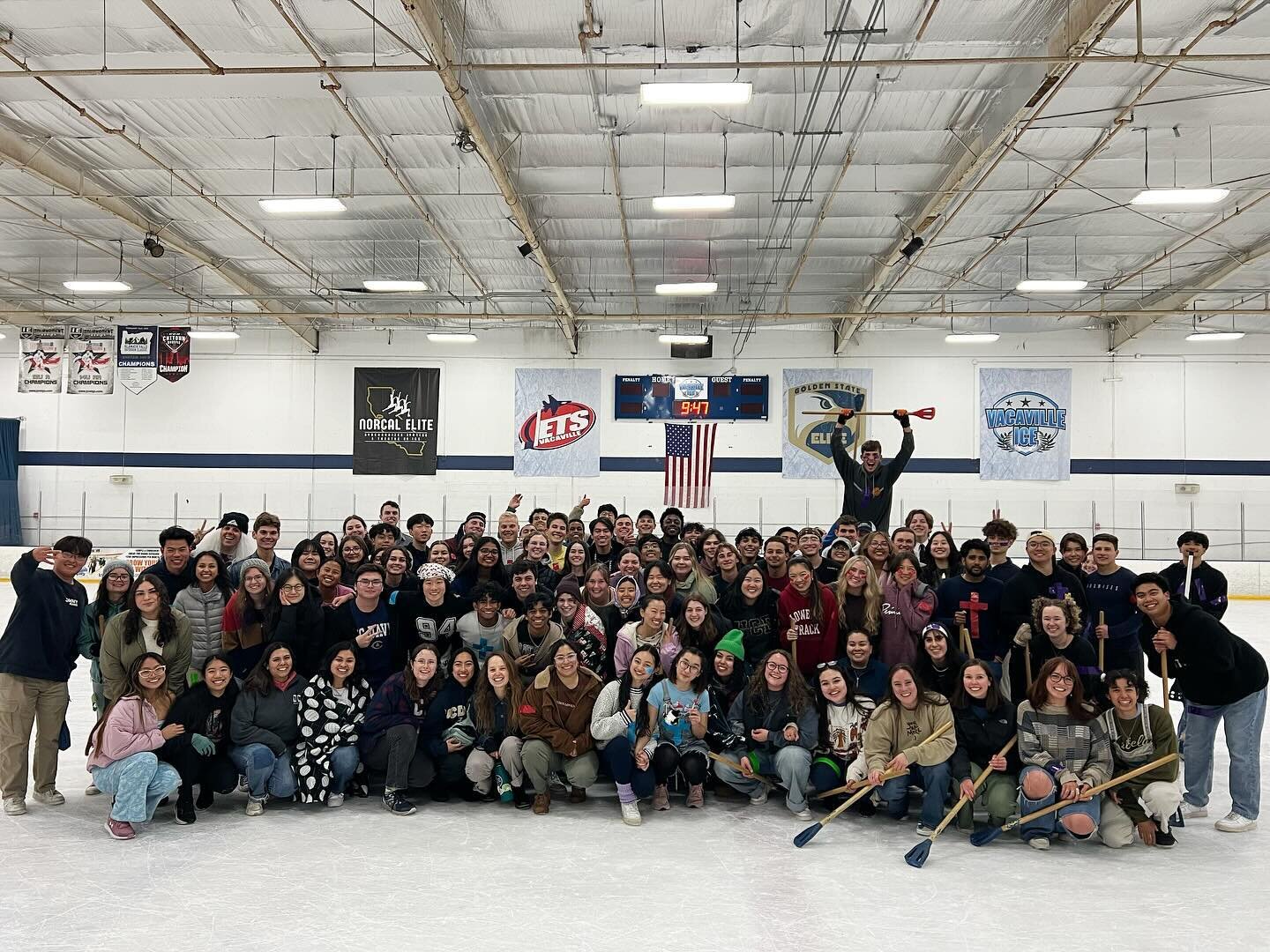 Broomball 2024 🏒 

Congrats to the seniors 🥳

Thanks for coming everyone! We had a great time 💪