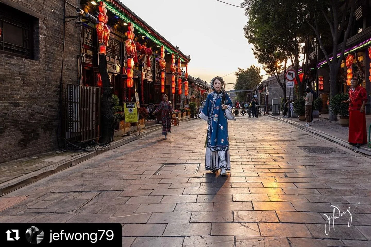 I did shoot many images of Pingyao this trip, so I'm reposting some stunning images by @jefwong79 taken at this years festival 
・・・
Pingyao - Despite being an ancient town, Pingyao has become a thriving city with restaurants, stores offering all kind