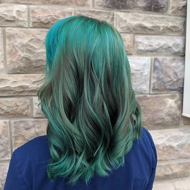 This was a looooong process 🕰️, She went from ♠️black & ♦️red to this enchanting teal💚💙💚 We love the way it turned out!
#tealhair #hairgoals #wavesfordays #mermaid #enchanting #shearxings #centralpastylists #centralpa #harrisburghairstylist #mechanicsburgsalon #framesiusa #framesi @framesiusa @framesiofficial #showstopper #bold