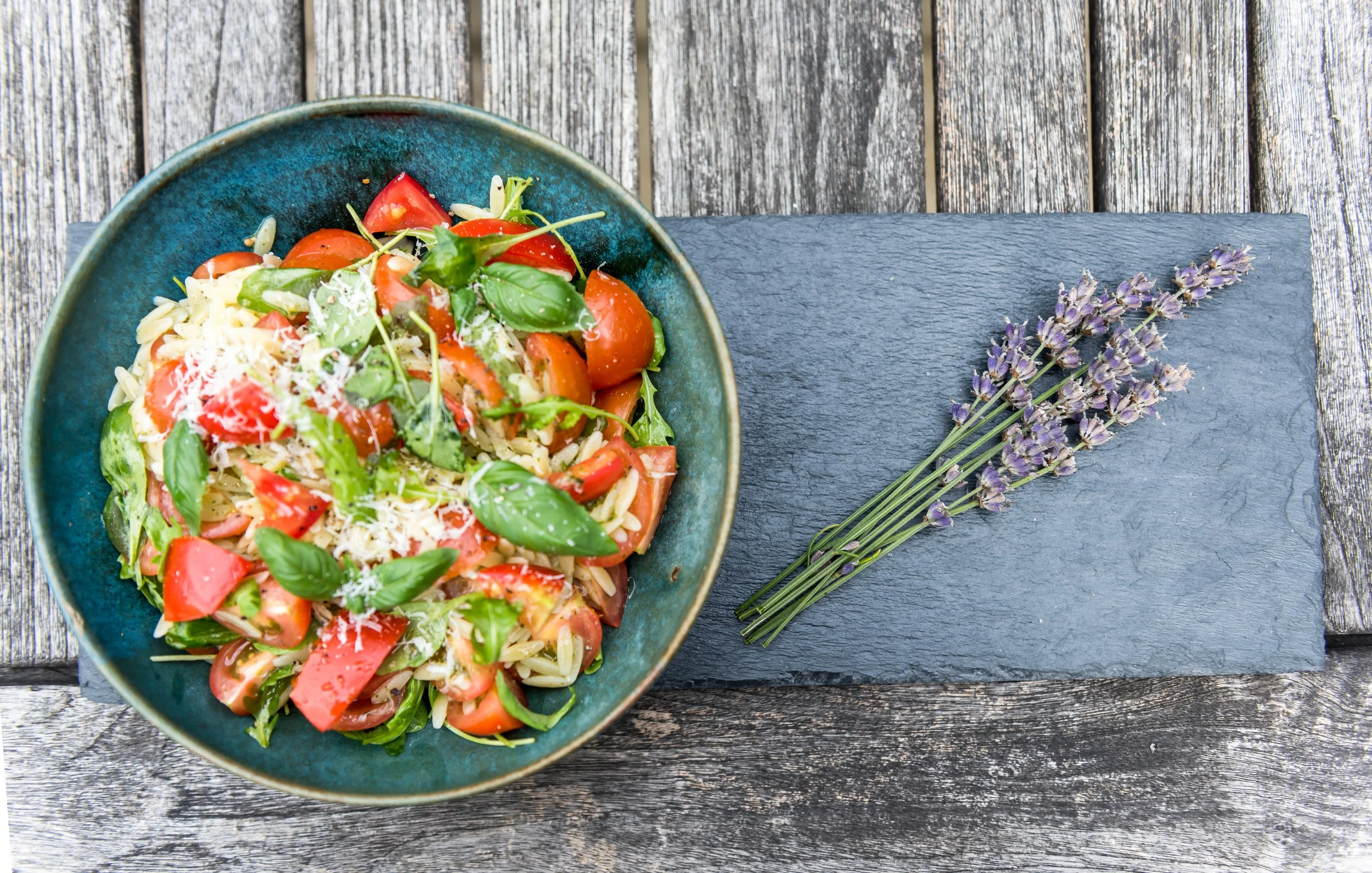 Orzo pasta with pesto and tomatoes 