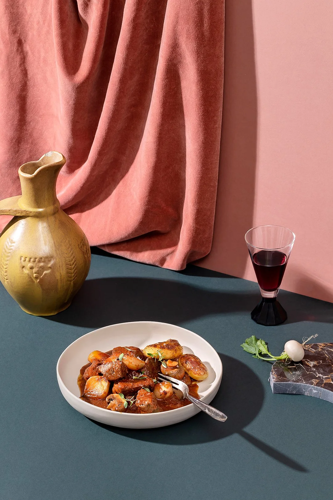 visual concepting, set design and prop styling: juuli hakkarainen photo: sami piskonen food: antti vahtera client: viini magazine