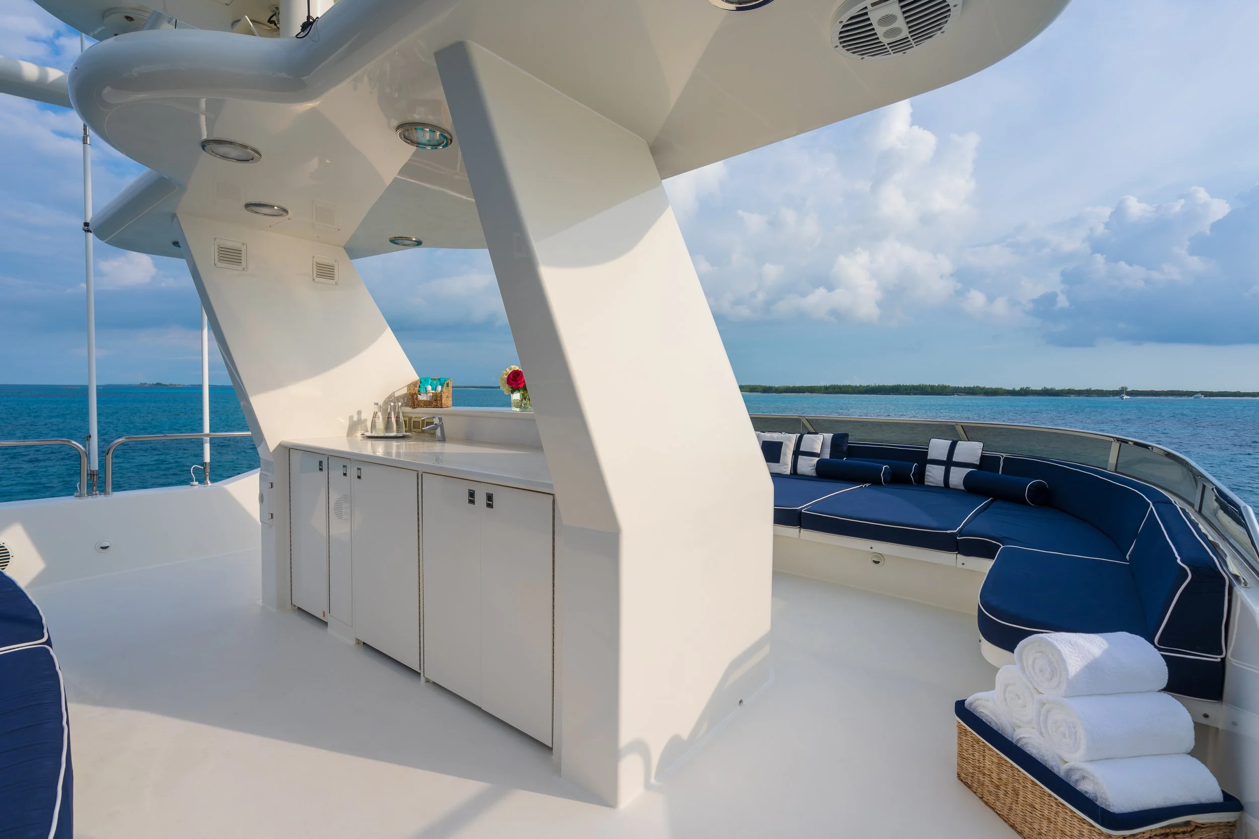 23Avalina-29-sundeck bar area copy.jpg