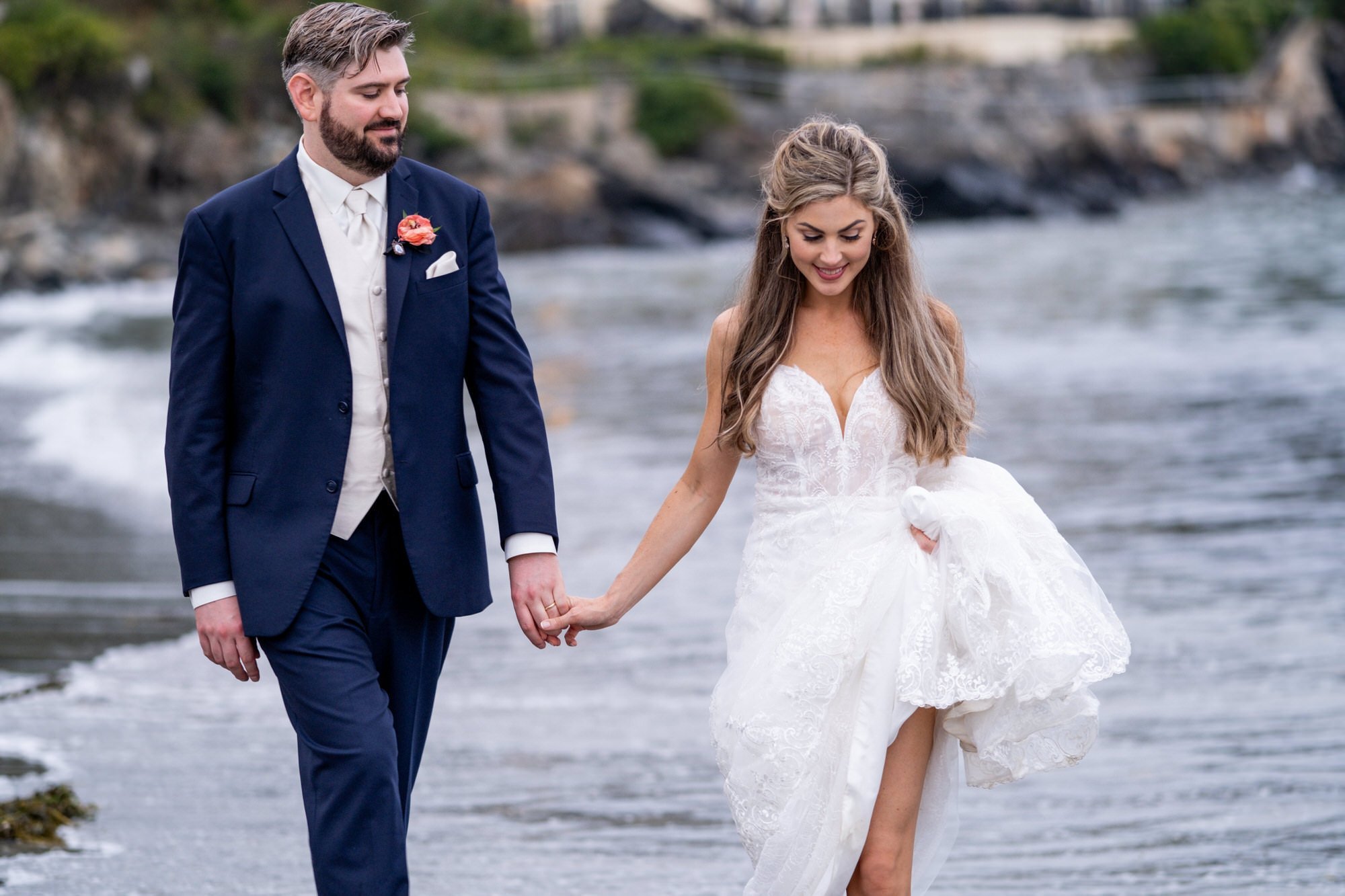 york-harbor-inn-maine-wedding-couple-walking-shoreline.jpg