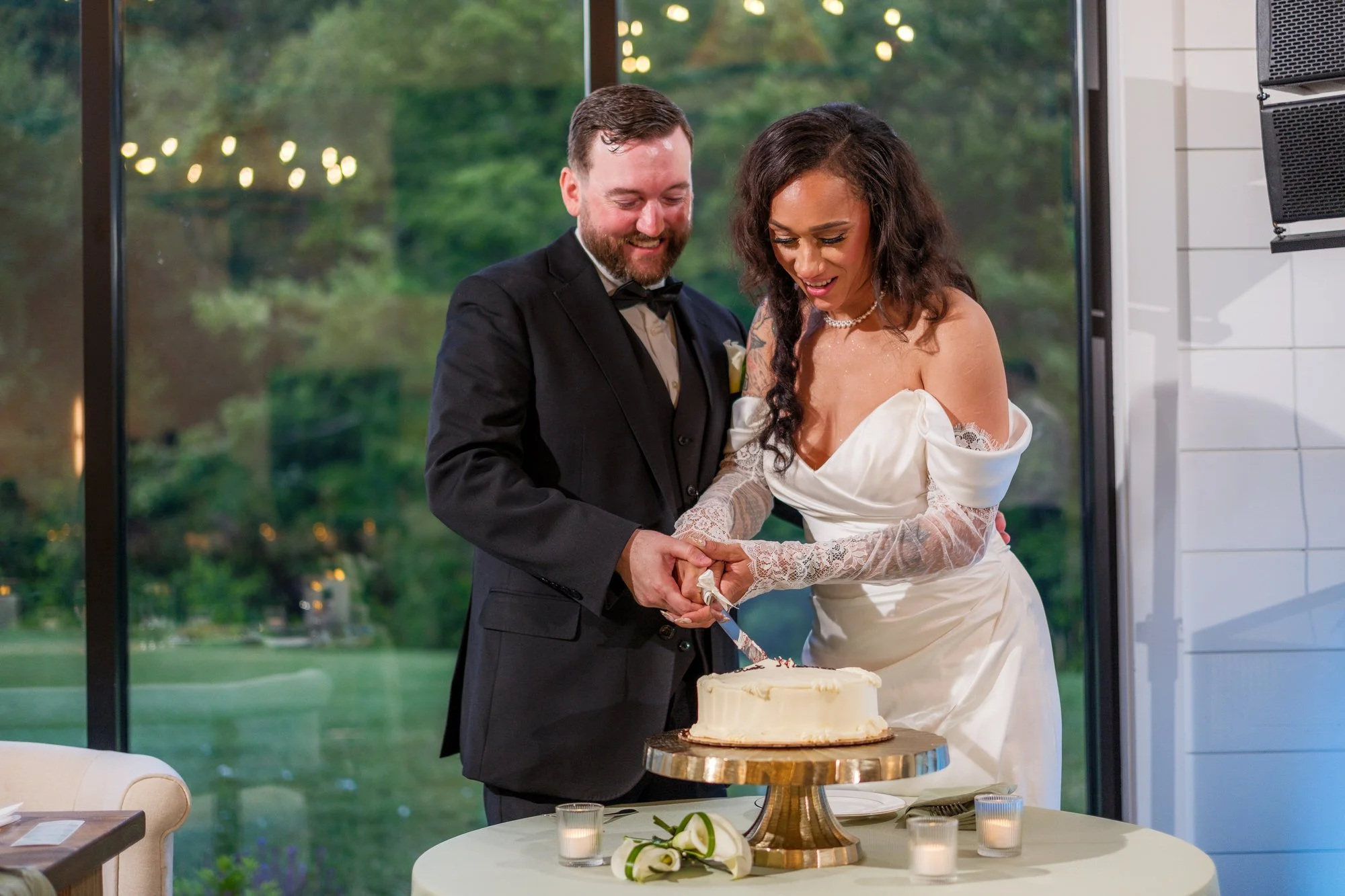 Bride and groom cutting their wedding cake at Hyla Brook Estate