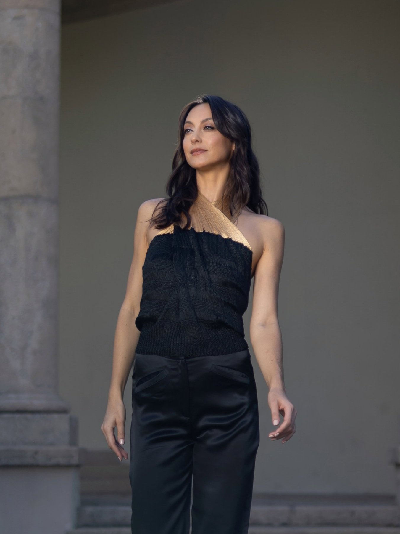 Halter With a Twist - Black/Gold