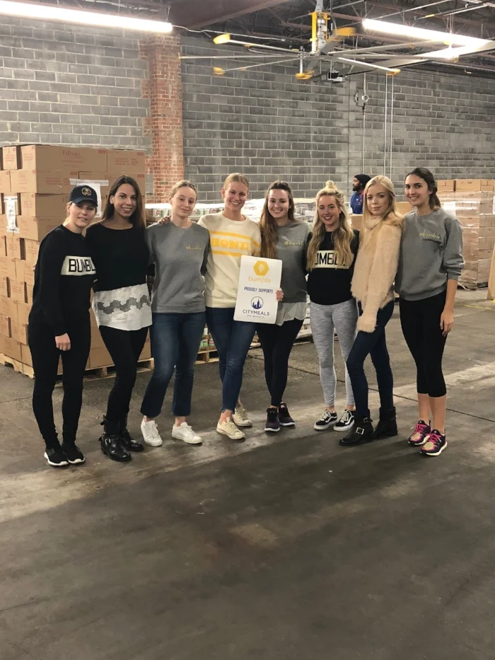 The Bumble NYC team volunteered at City Meals on Wheels. 